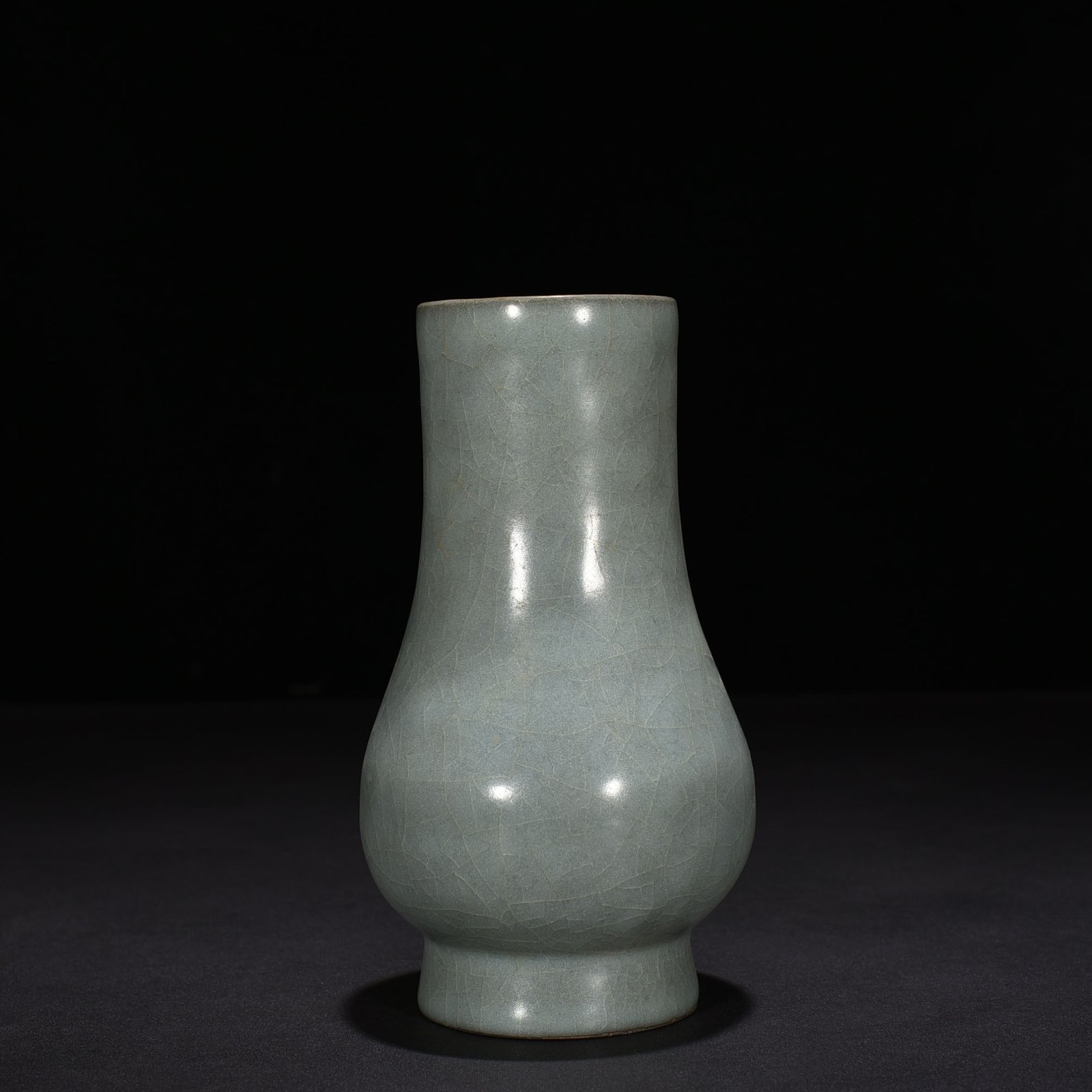 Song Dynasty official kiln straight neck bottle
