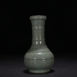 Song Dynasty Guan kiln vase with plate mouth