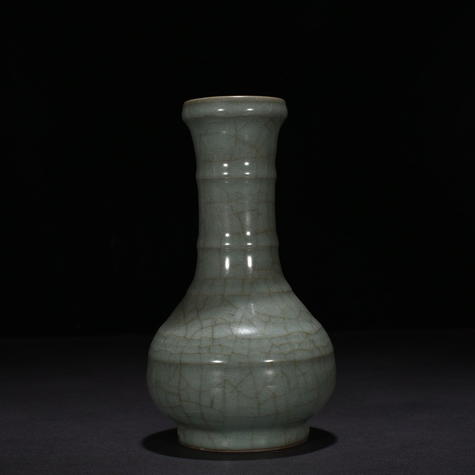 Song Dynasty Guan kiln vase with plate mouth