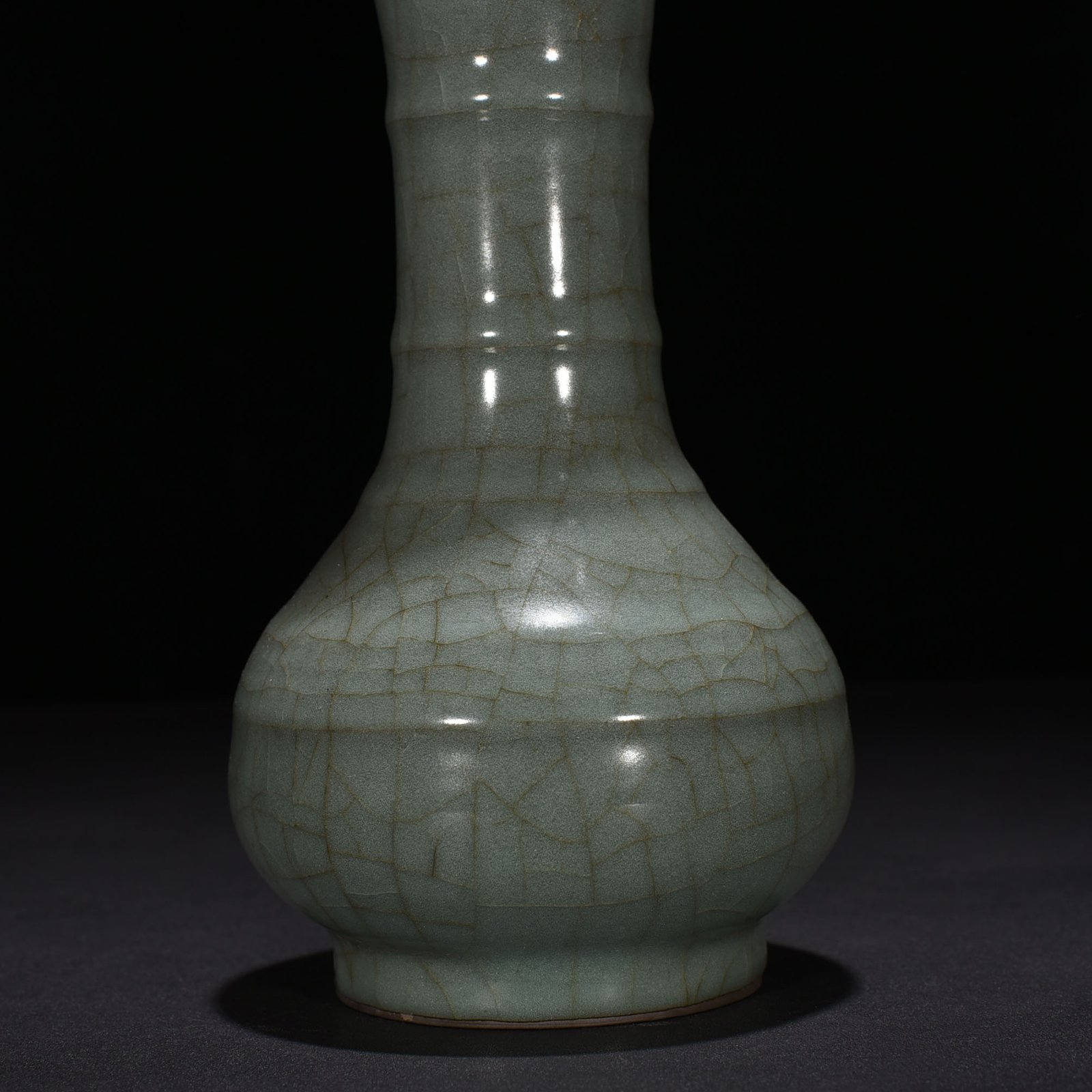 Song Dynasty Guan kiln vase with plate mouth
