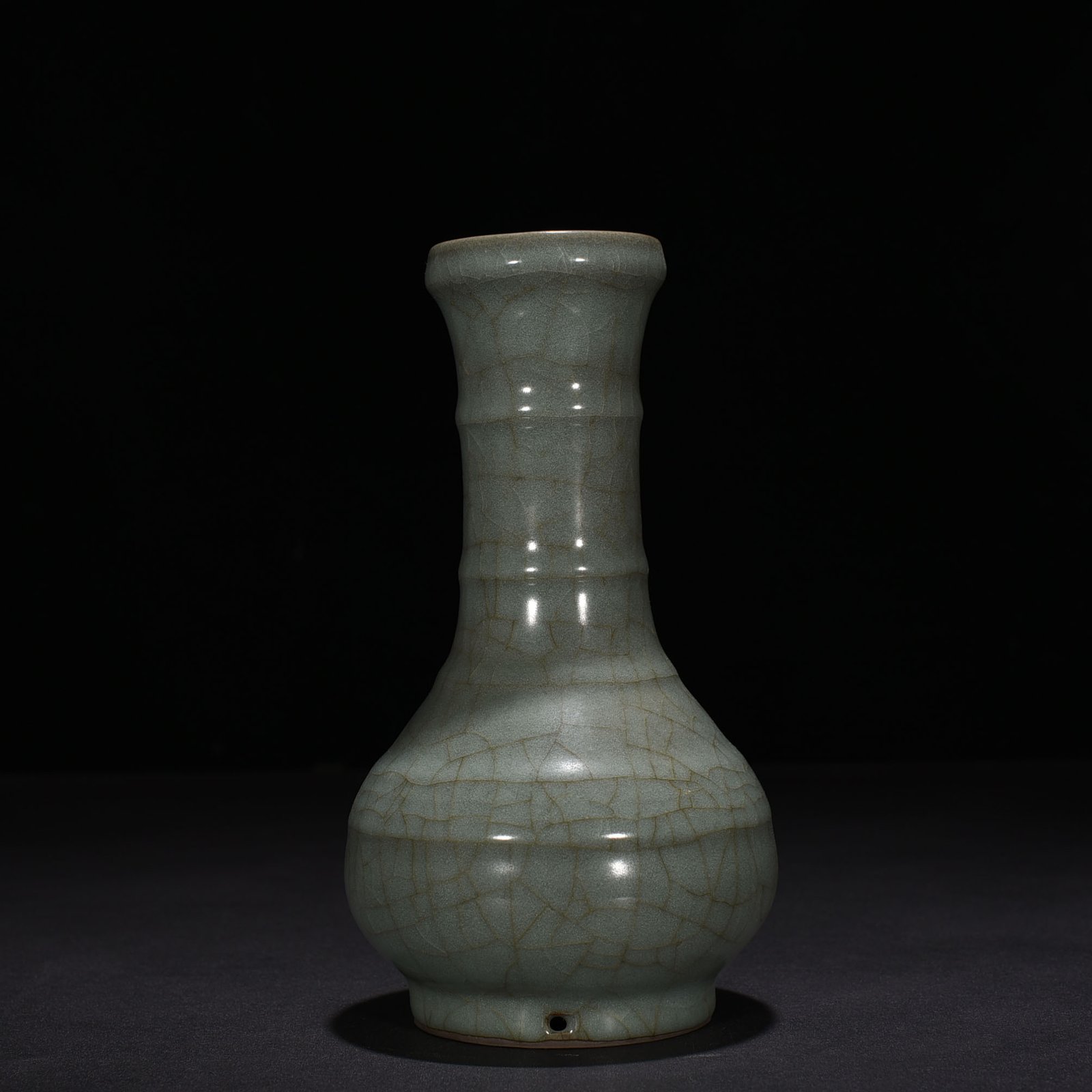 Song Dynasty Guan kiln vase with plate mouth