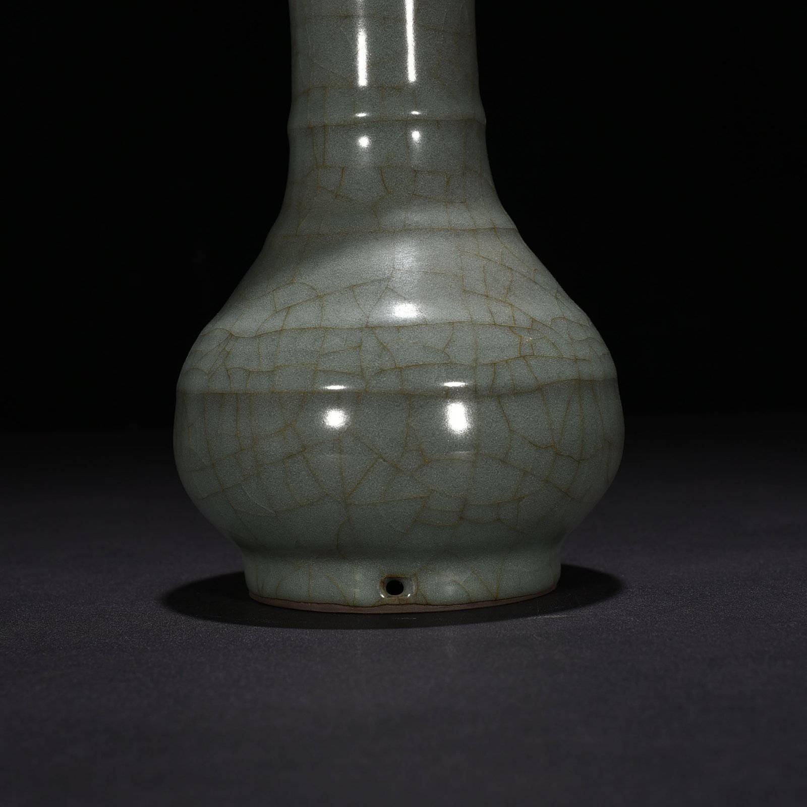 Song Dynasty Guan kiln vase with plate mouth