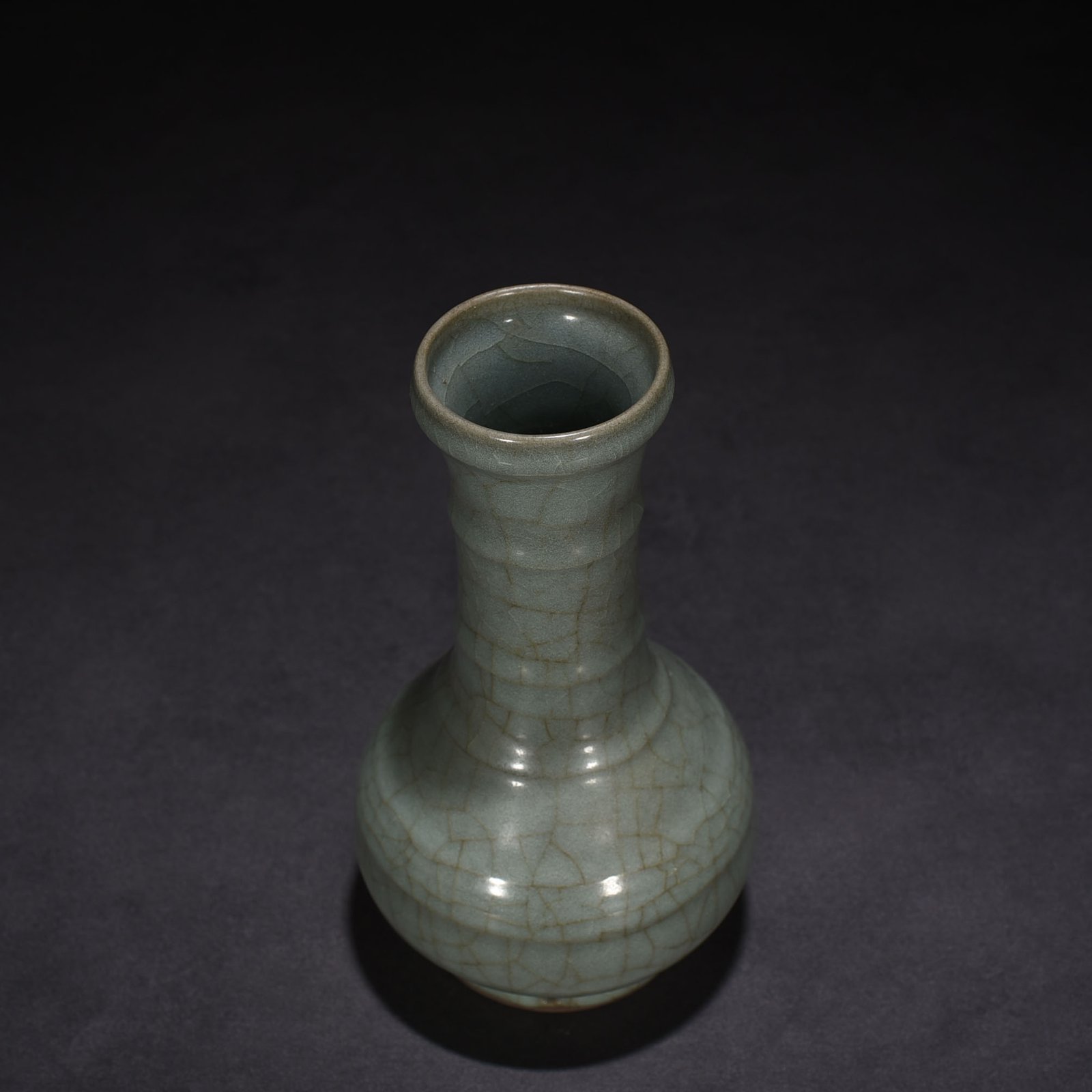 Song Dynasty Guan kiln vase with plate mouth