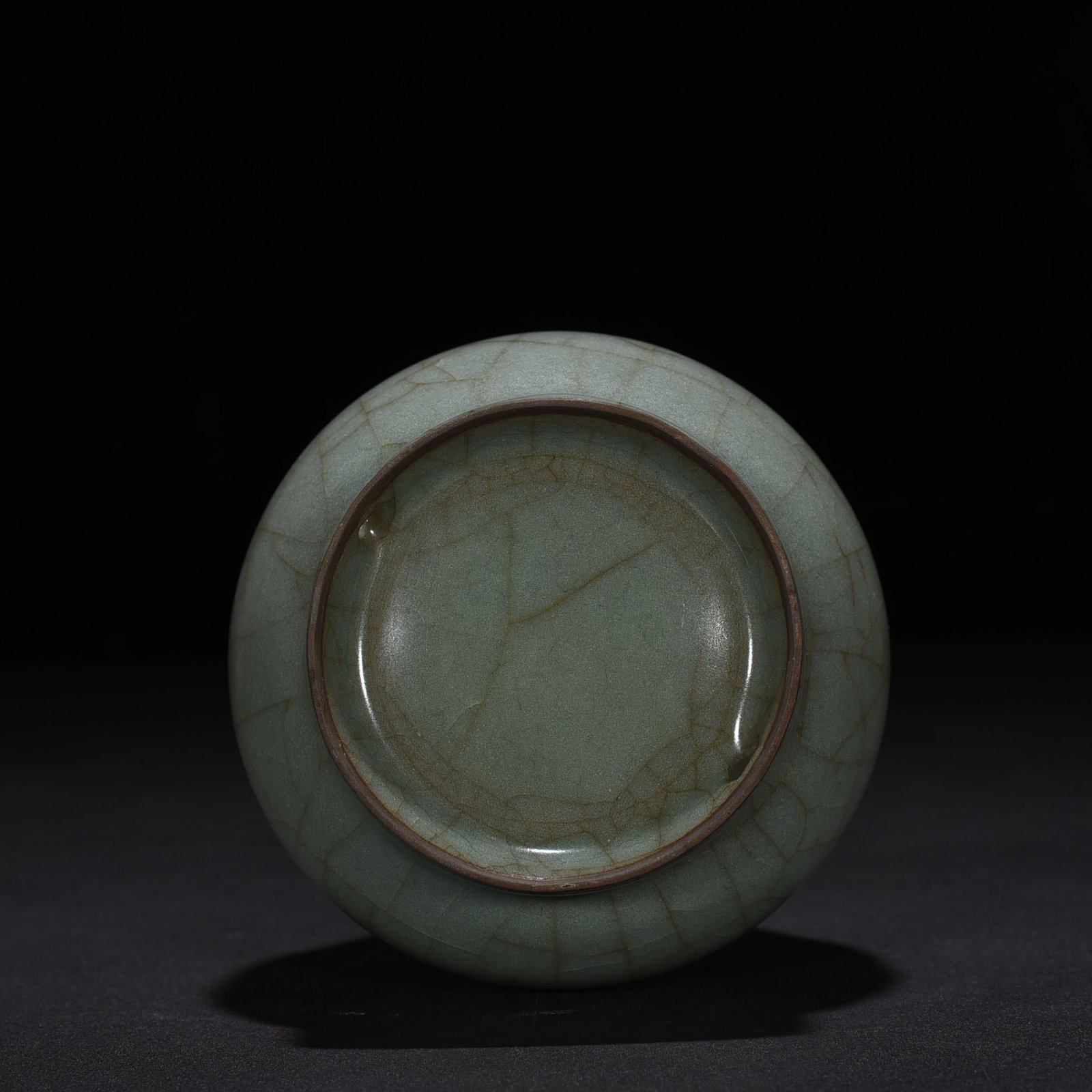 Song Dynasty Guan kiln vase with plate mouth