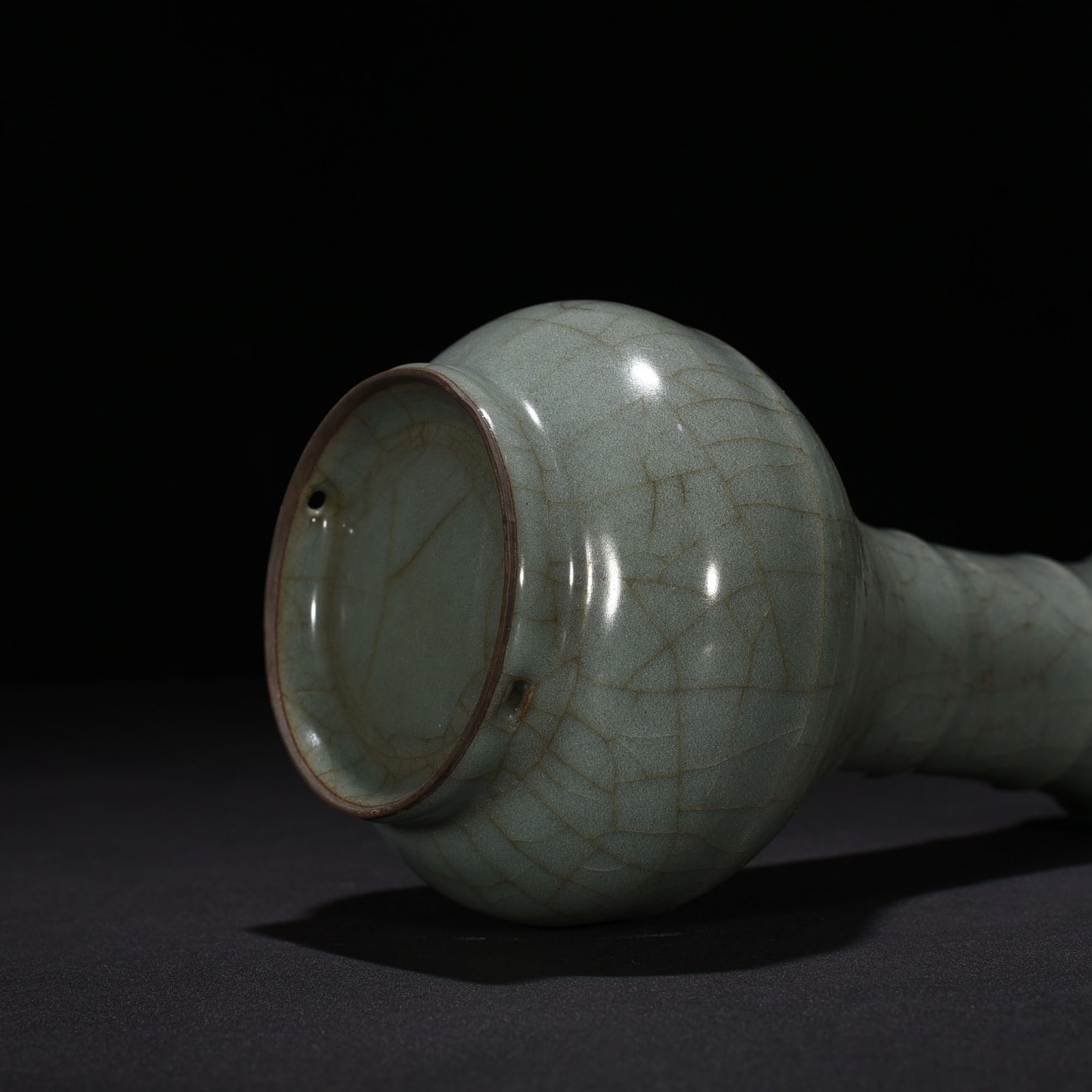 Song Dynasty Guan kiln vase with plate mouth