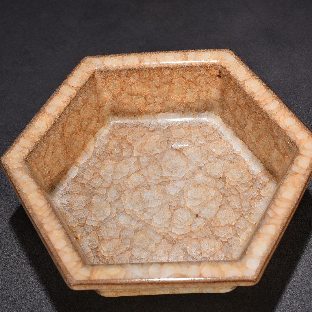 Song Dynasty official kiln beige glaze ice crack six-way wash