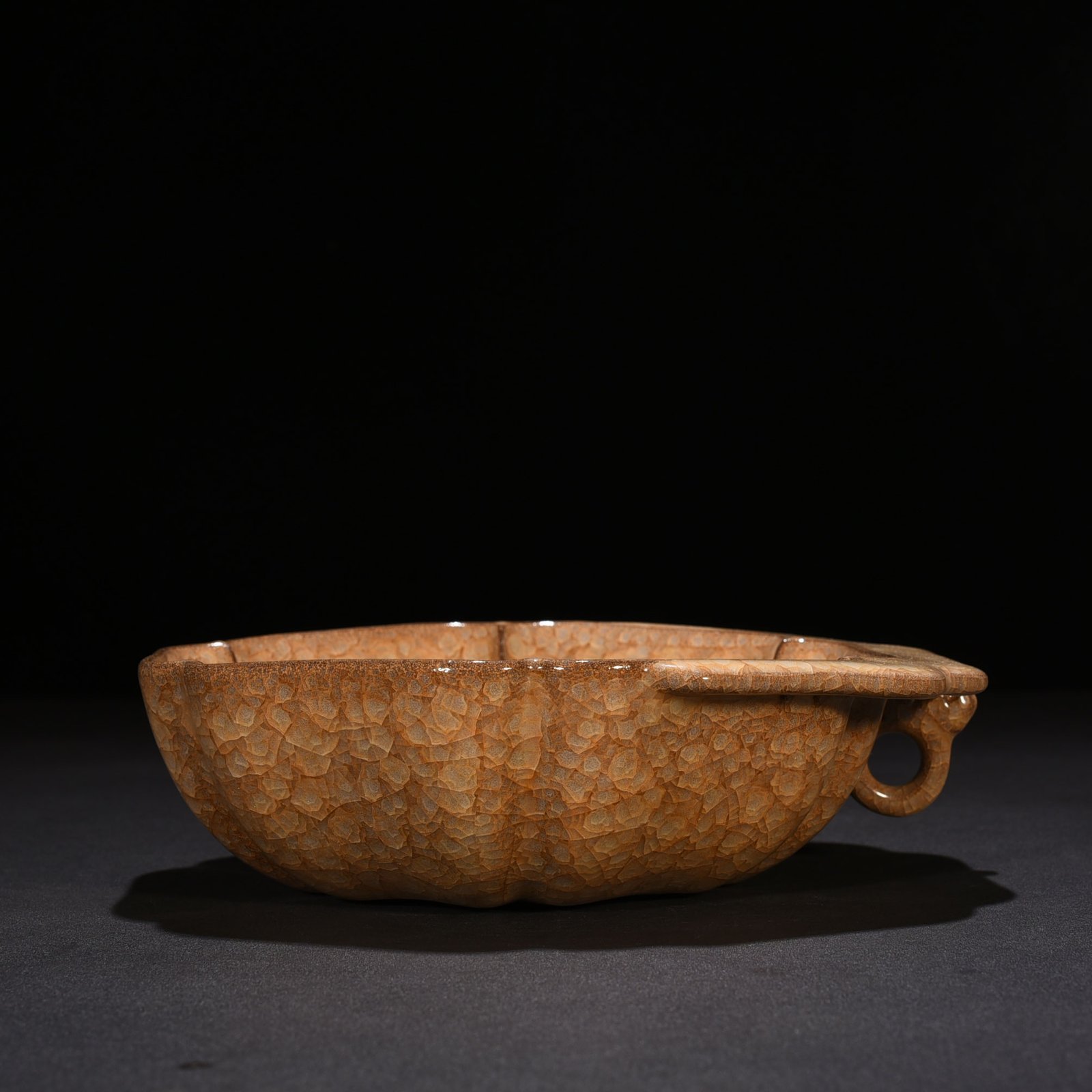 Song Dynasty Guan kiln beige glaze ice crack hat ear wash