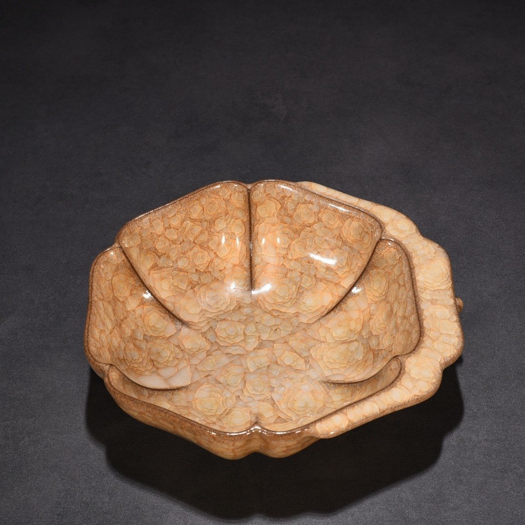 Song Dynasty Guan kiln beige glaze ice crack hat ear wash