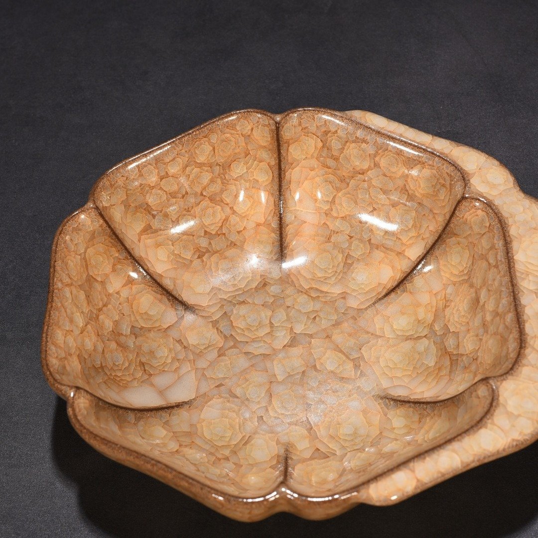 Song Dynasty Guan kiln beige glaze ice crack hat ear wash