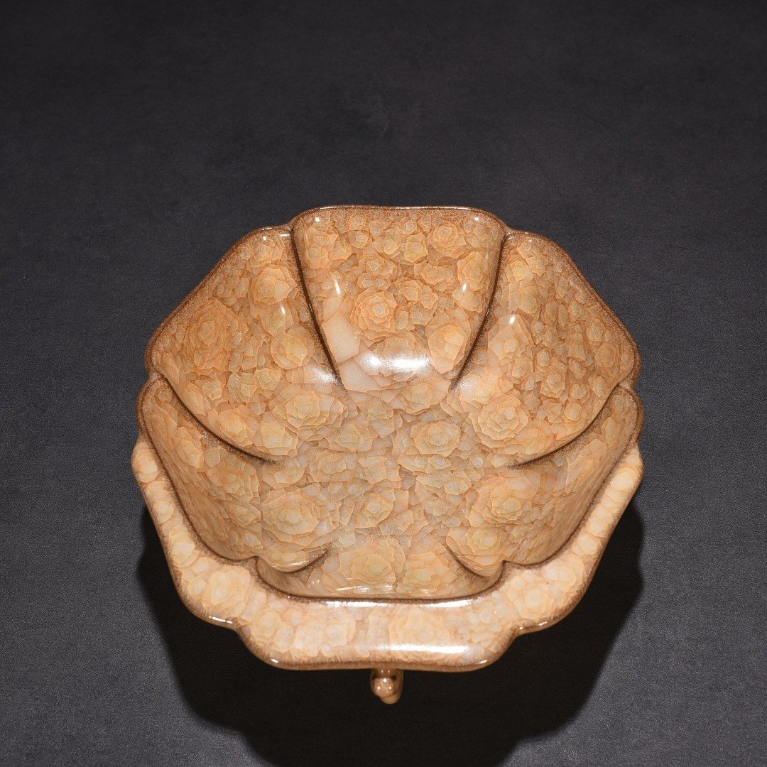 Song Dynasty Guan kiln beige glaze ice crack hat ear wash