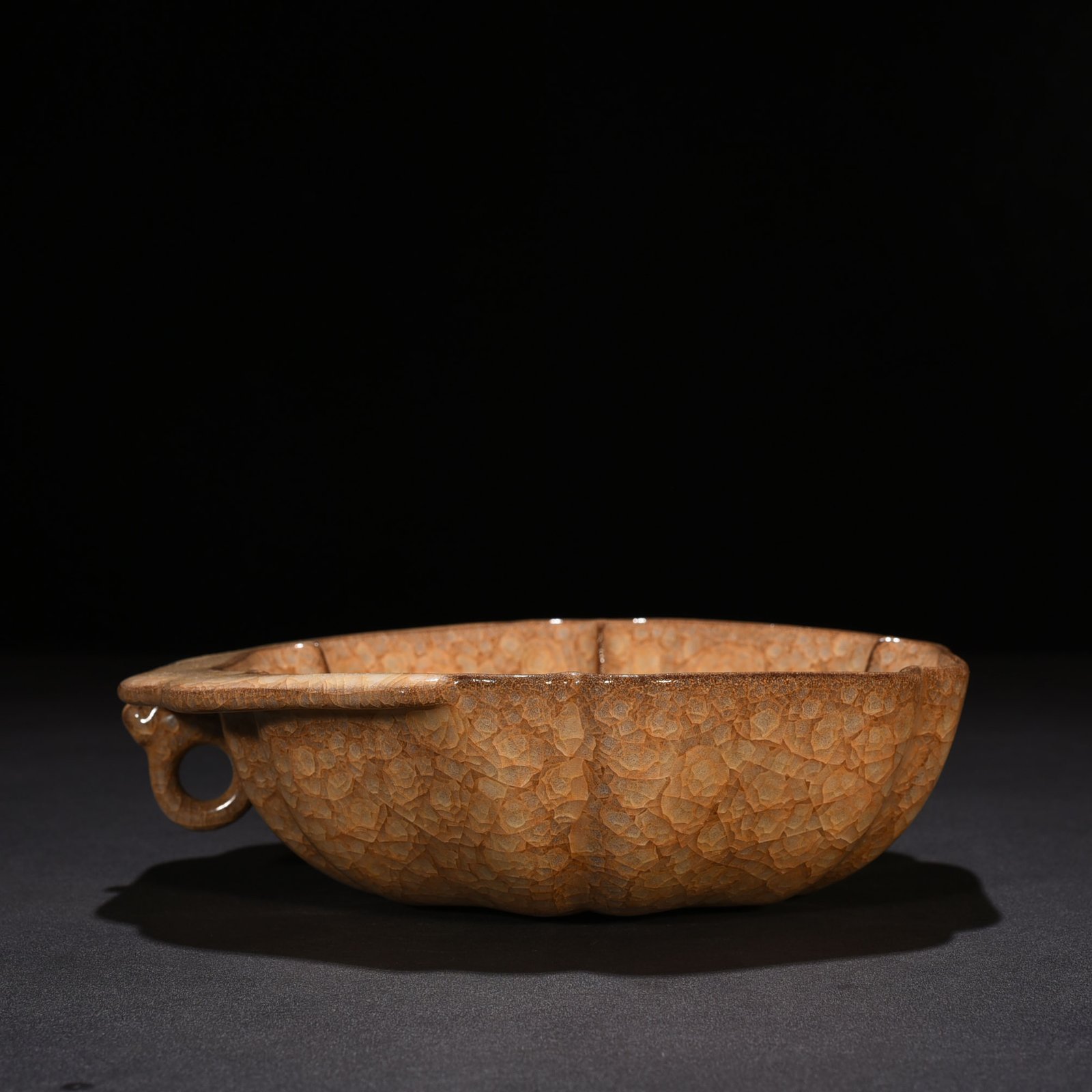Song Dynasty Guan kiln beige glaze ice crack hat ear wash