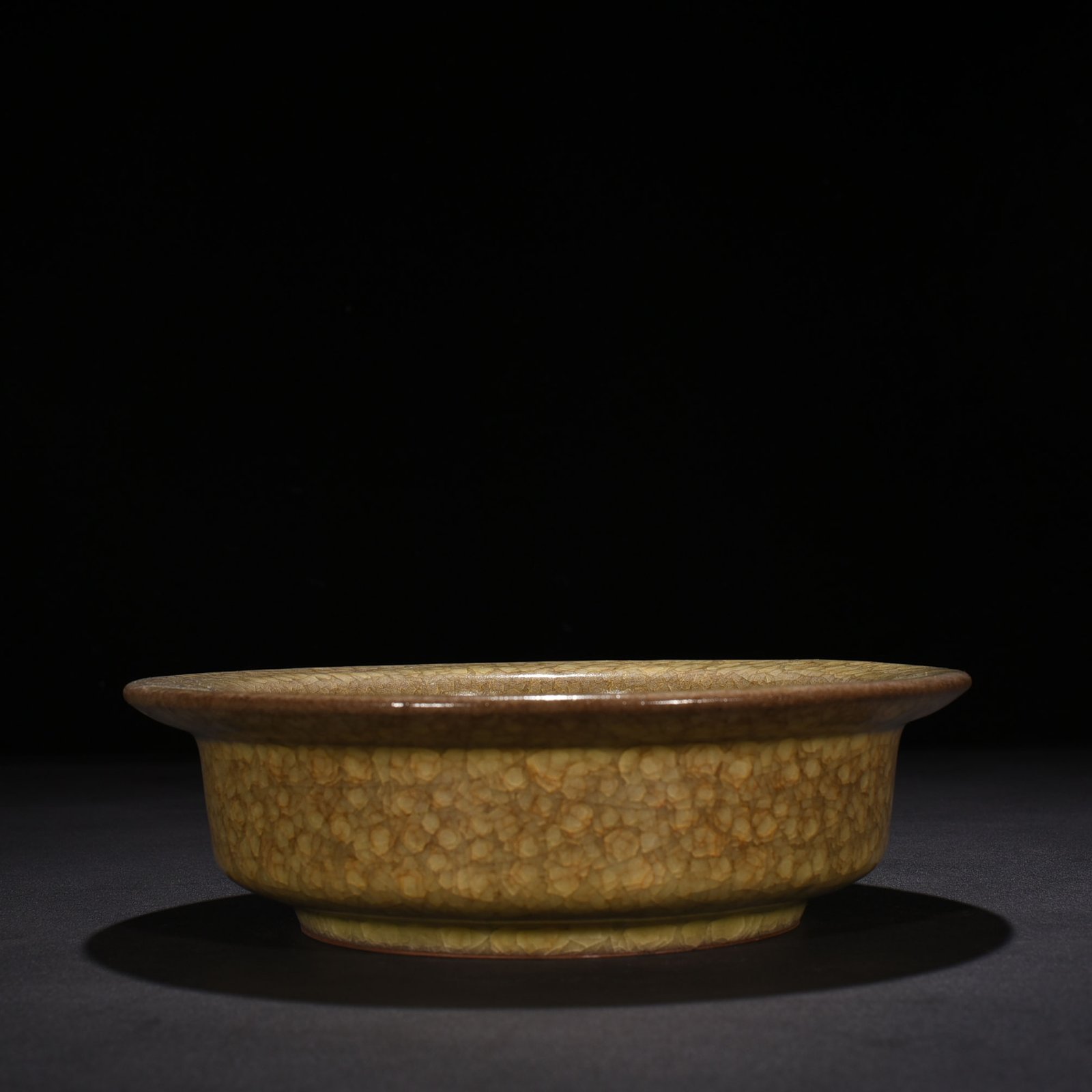 Song Dynasty official kiln beige glaze ice crack folded edge wash