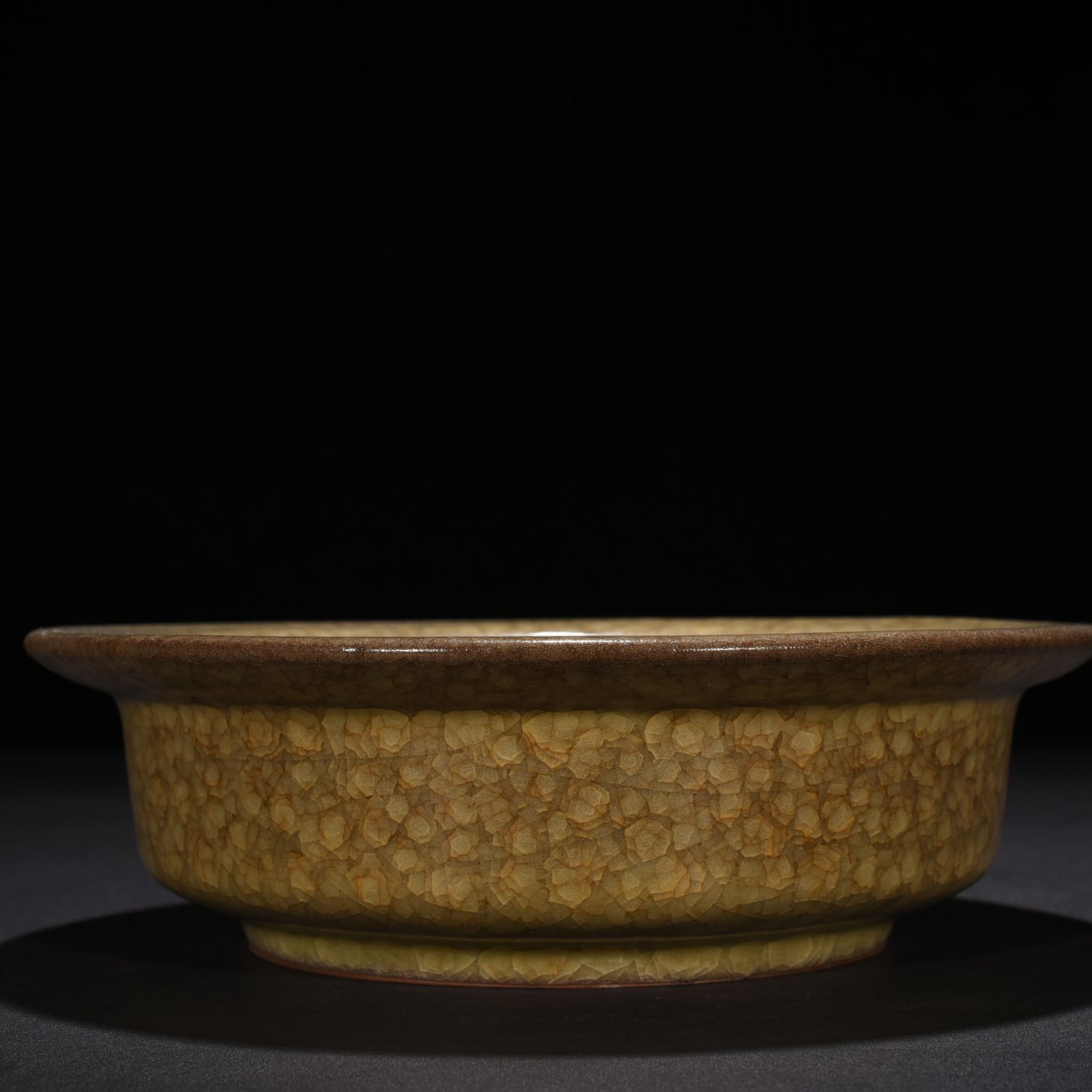 Song Dynasty official kiln beige glaze ice crack folded edge wash