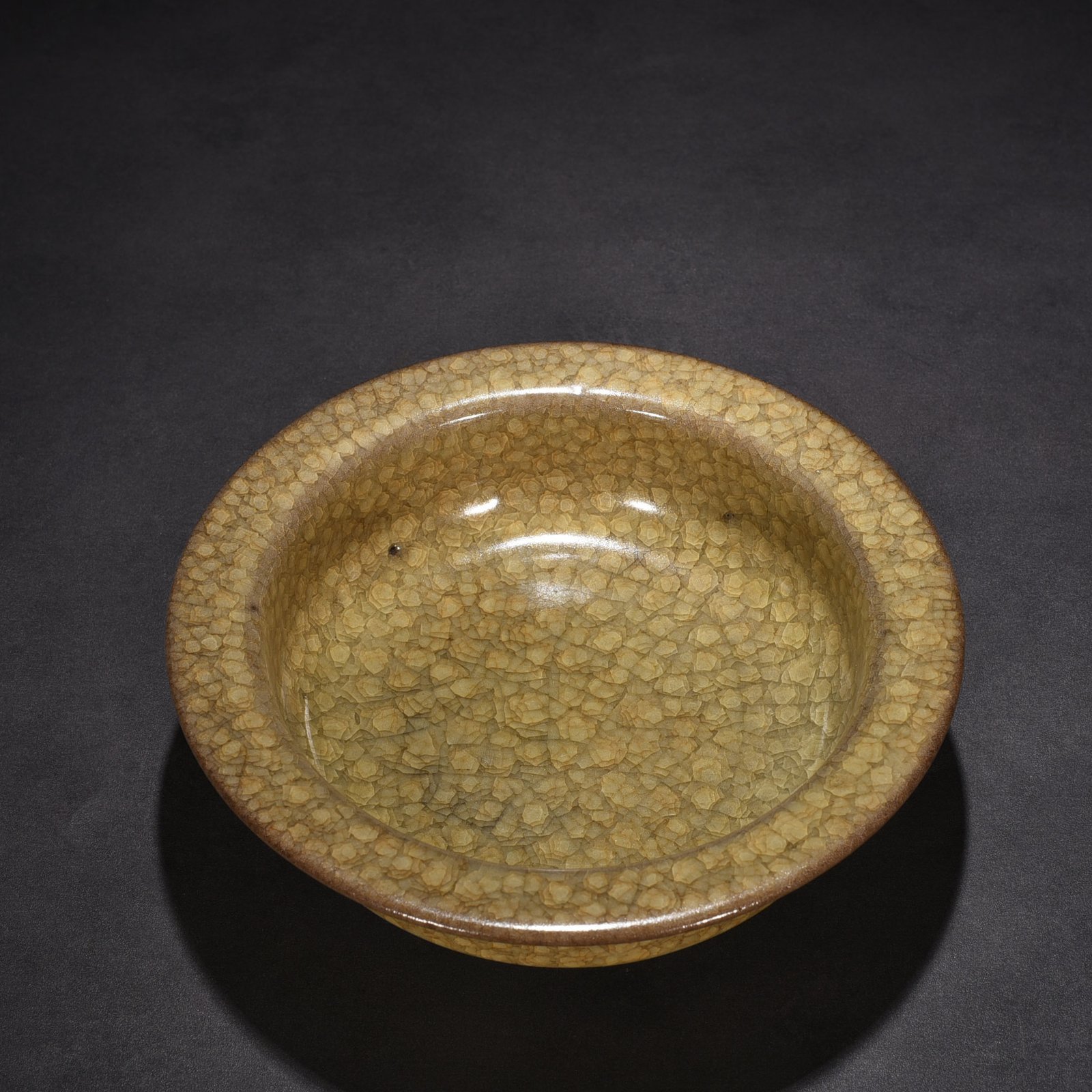 Song Dynasty official kiln beige glaze ice crack folded edge wash
