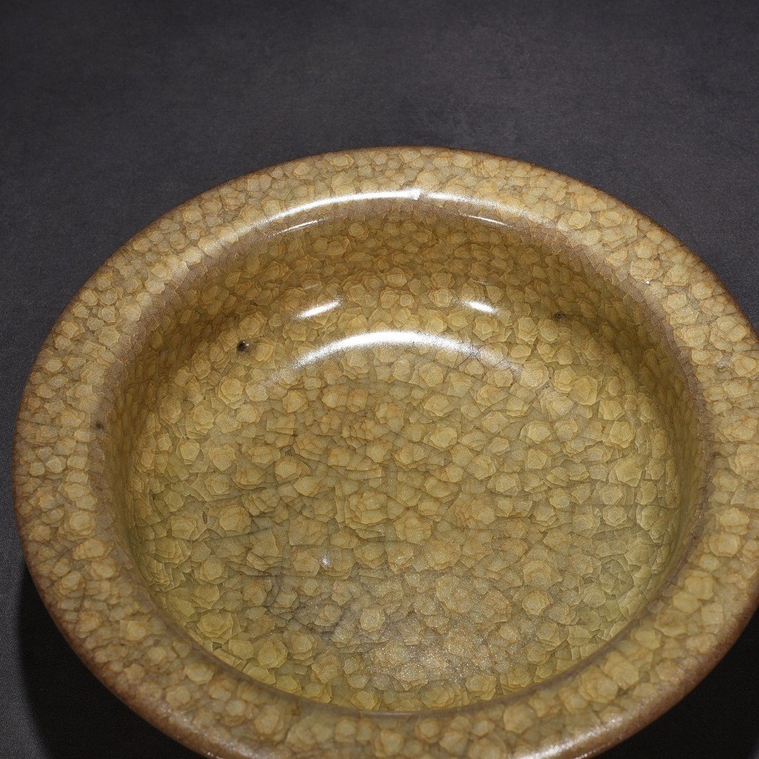 Song Dynasty official kiln beige glaze ice crack folded edge wash
