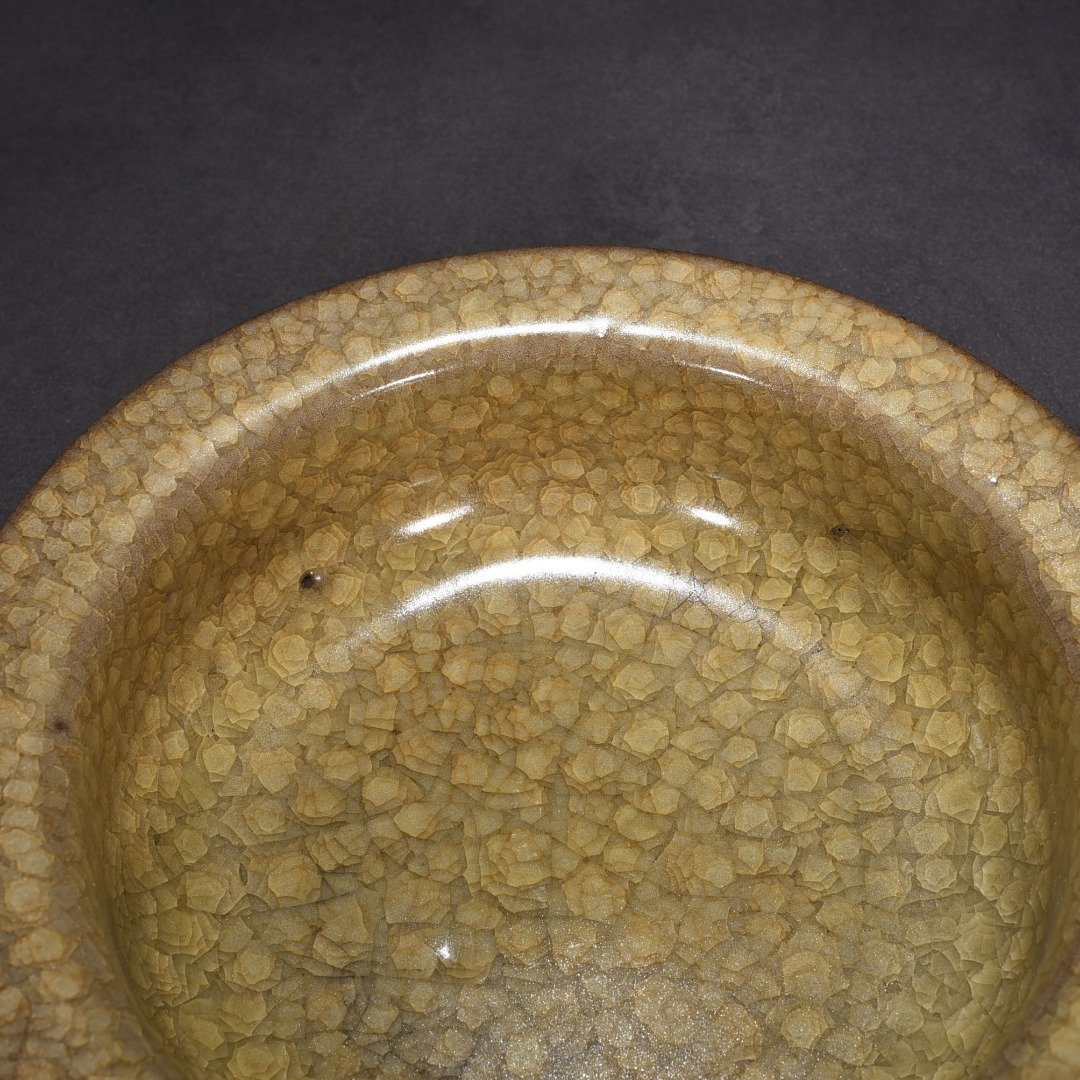 Song Dynasty official kiln beige glaze ice crack folded edge wash