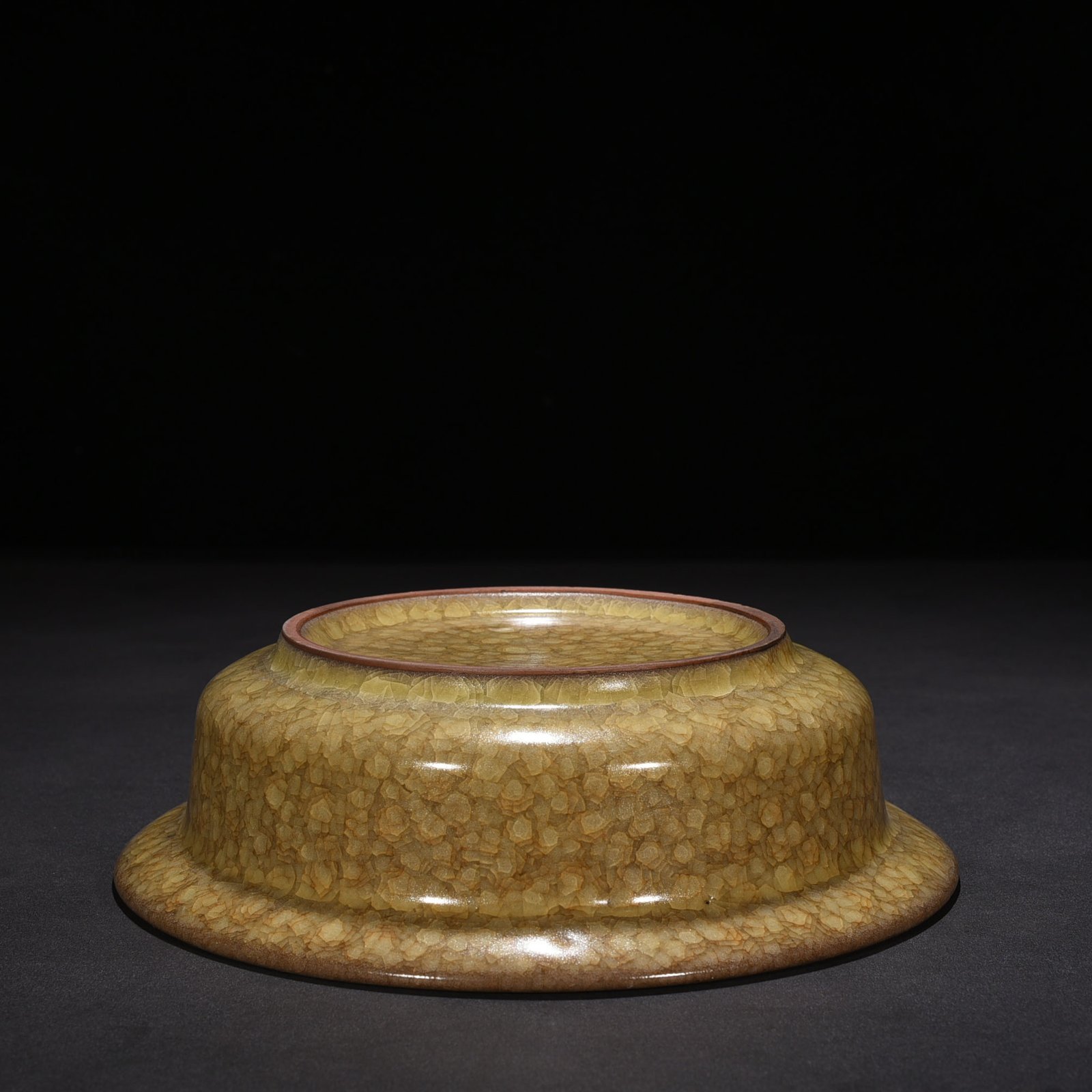 Song Dynasty official kiln beige glaze ice crack folded edge wash