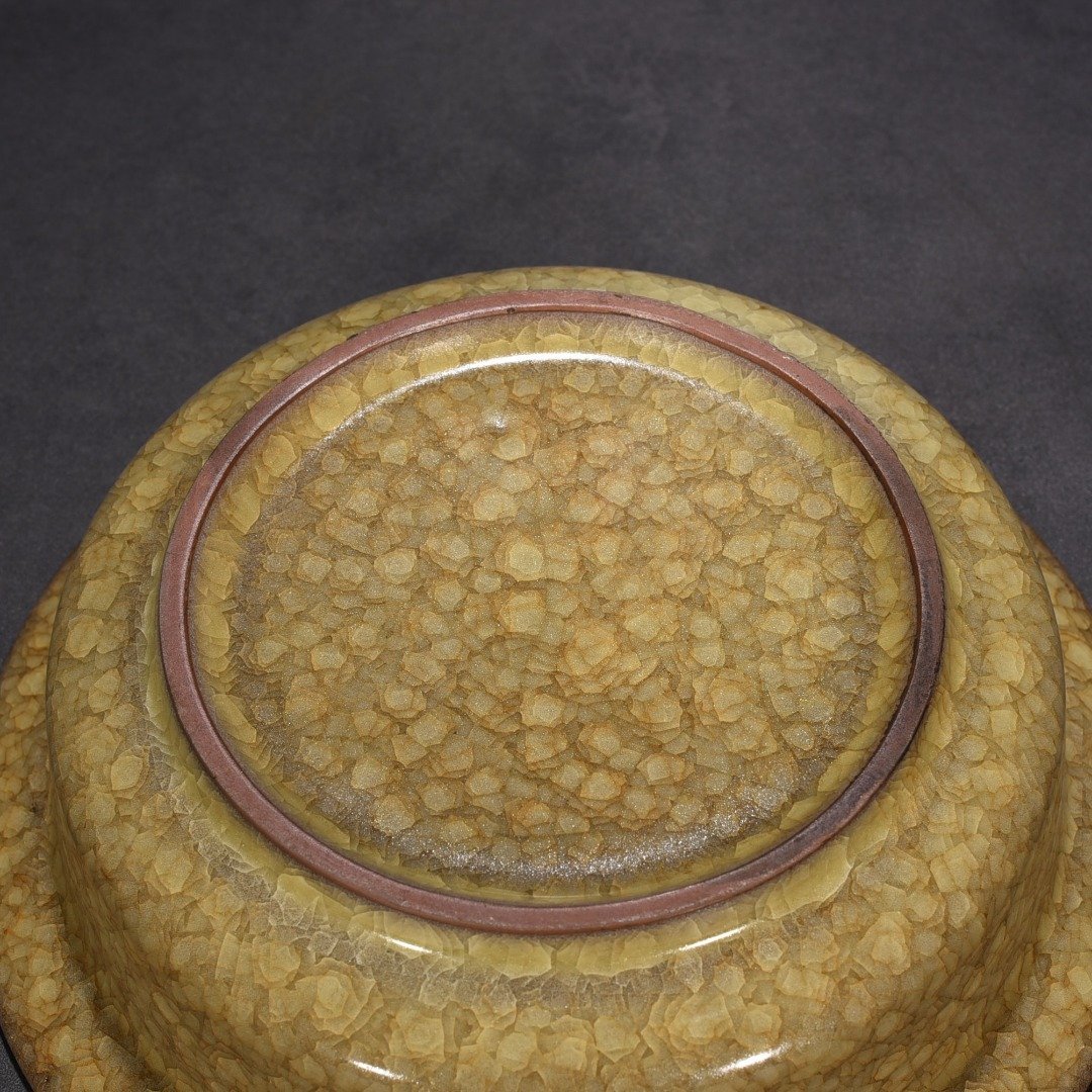 Song Dynasty official kiln beige glaze ice crack folded edge wash