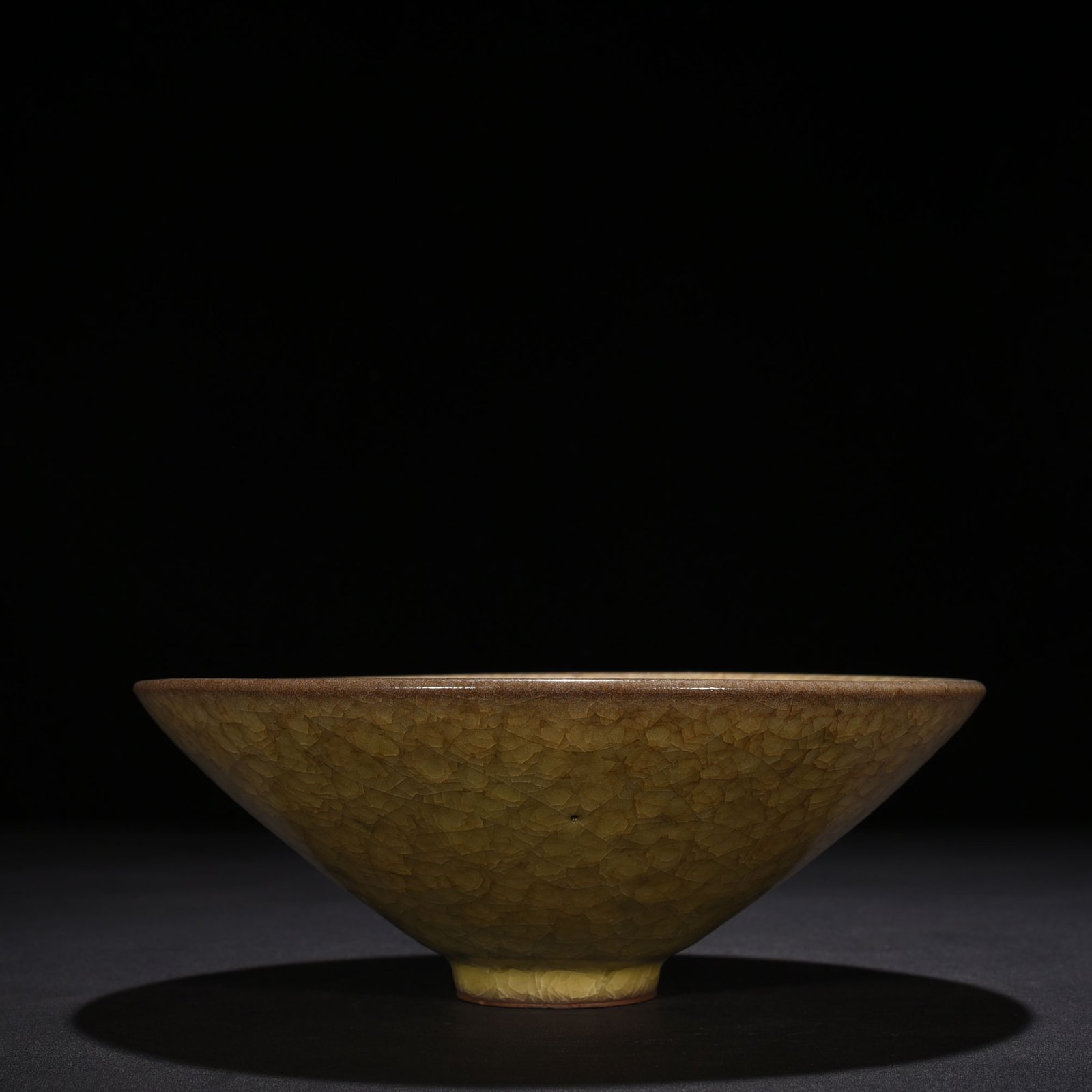 Song Dynasty official kiln beige glaze ice crackle hat bowl
