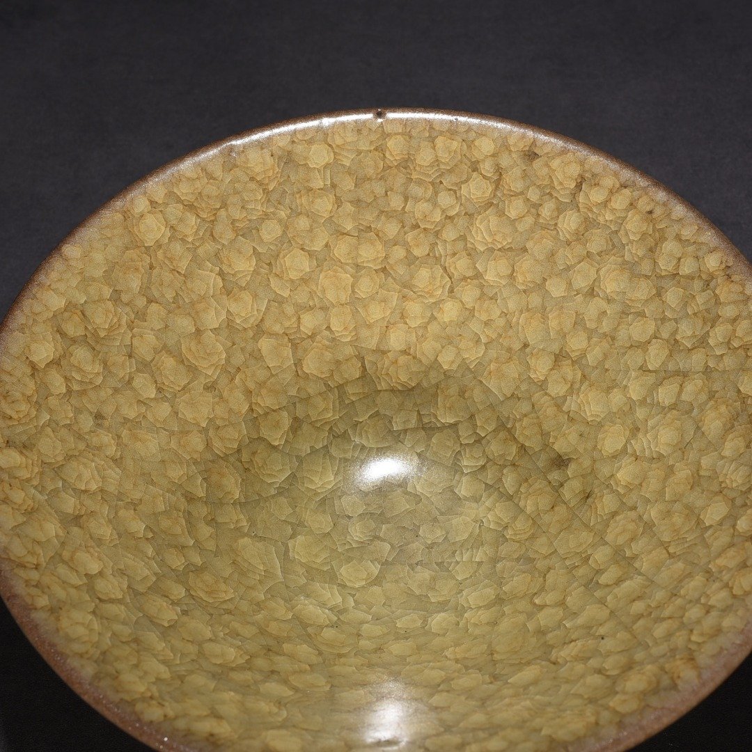 Song Dynasty official kiln beige glaze ice crackle hat bowl