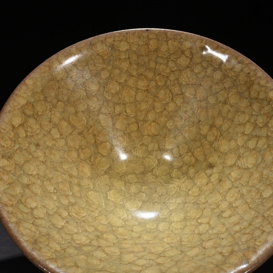 Song Dynasty official kiln beige glaze ice crackle hat bowl