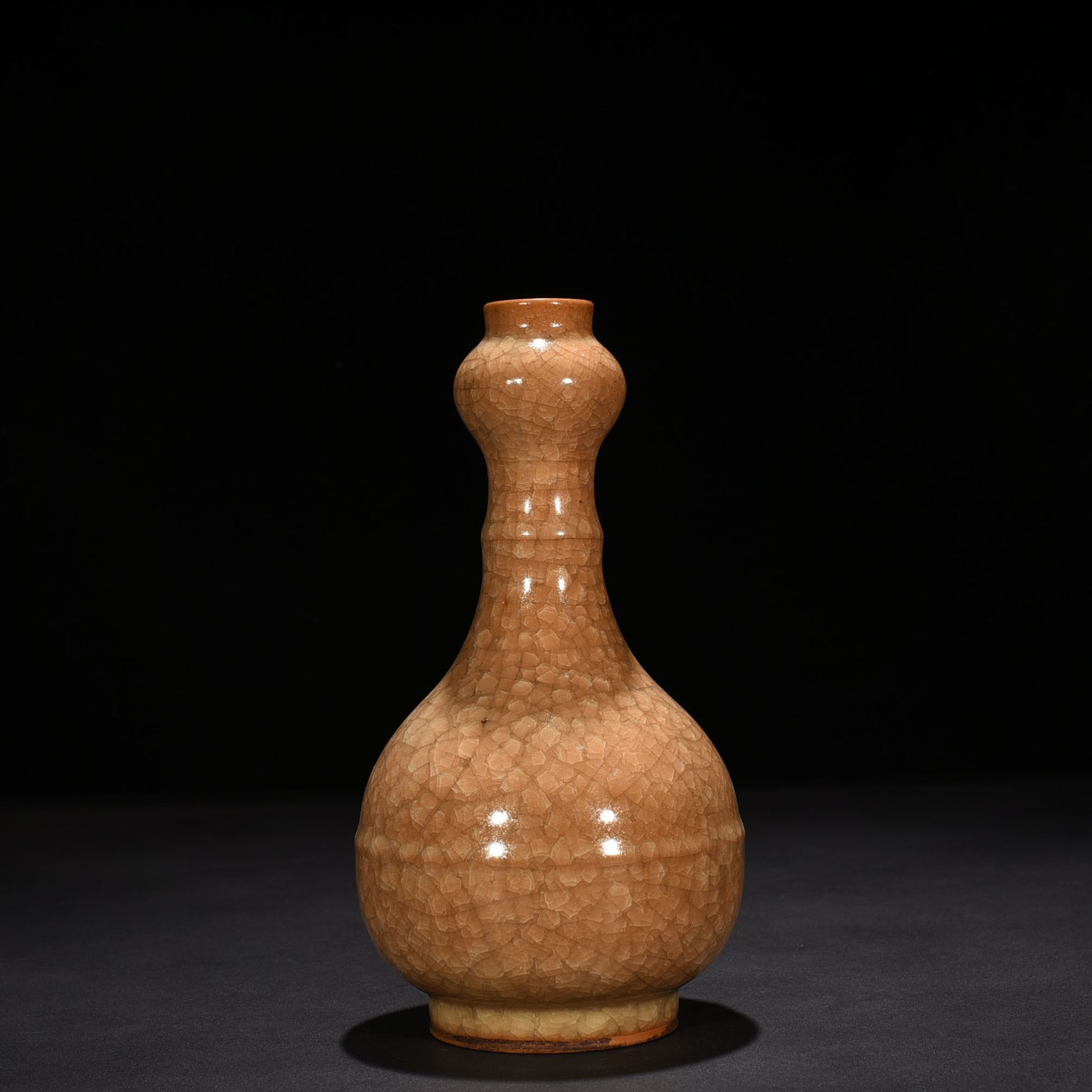 Song Dynasty official kiln beige glaze ice cracked garlic vase