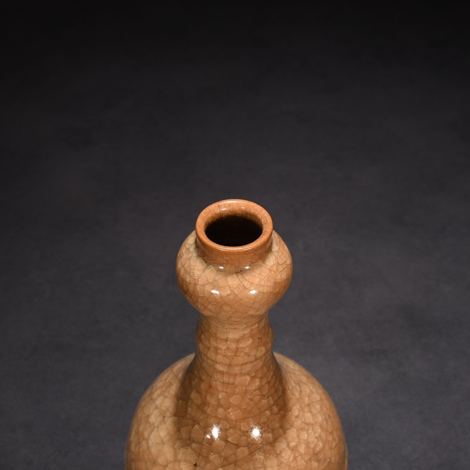 Song Dynasty official kiln beige glaze ice cracked garlic vase
