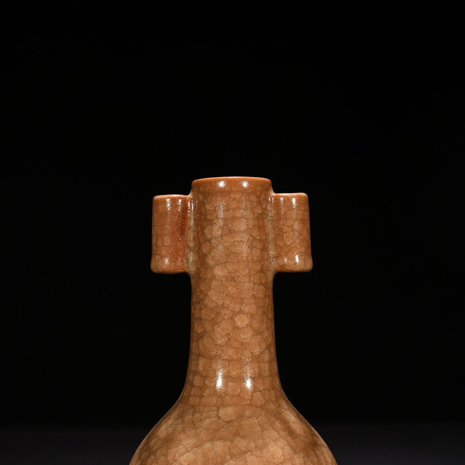 Song Dynasty official kiln beige glaze ice cracked through-ear vase