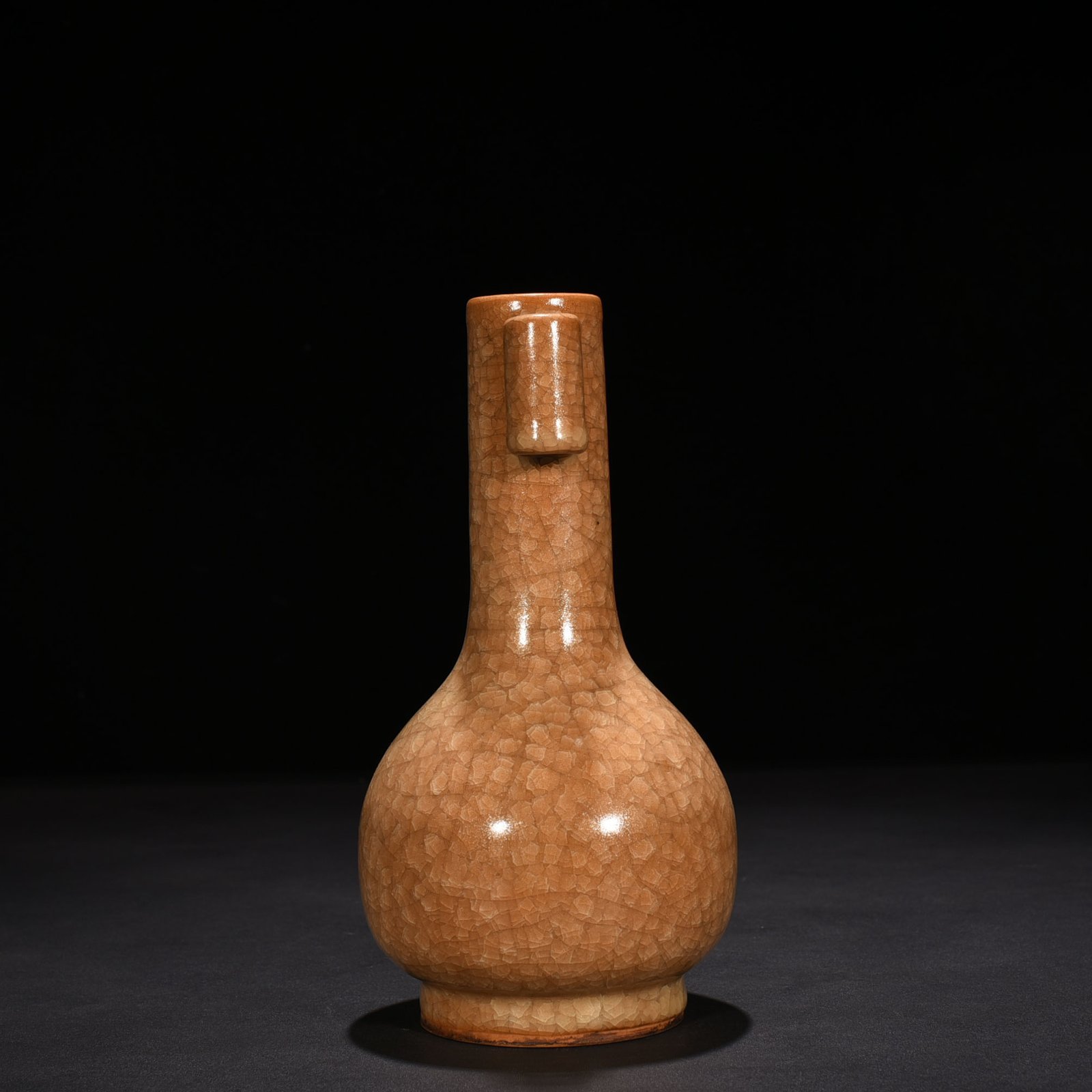 Song Dynasty official kiln beige glaze ice cracked through-ear vase