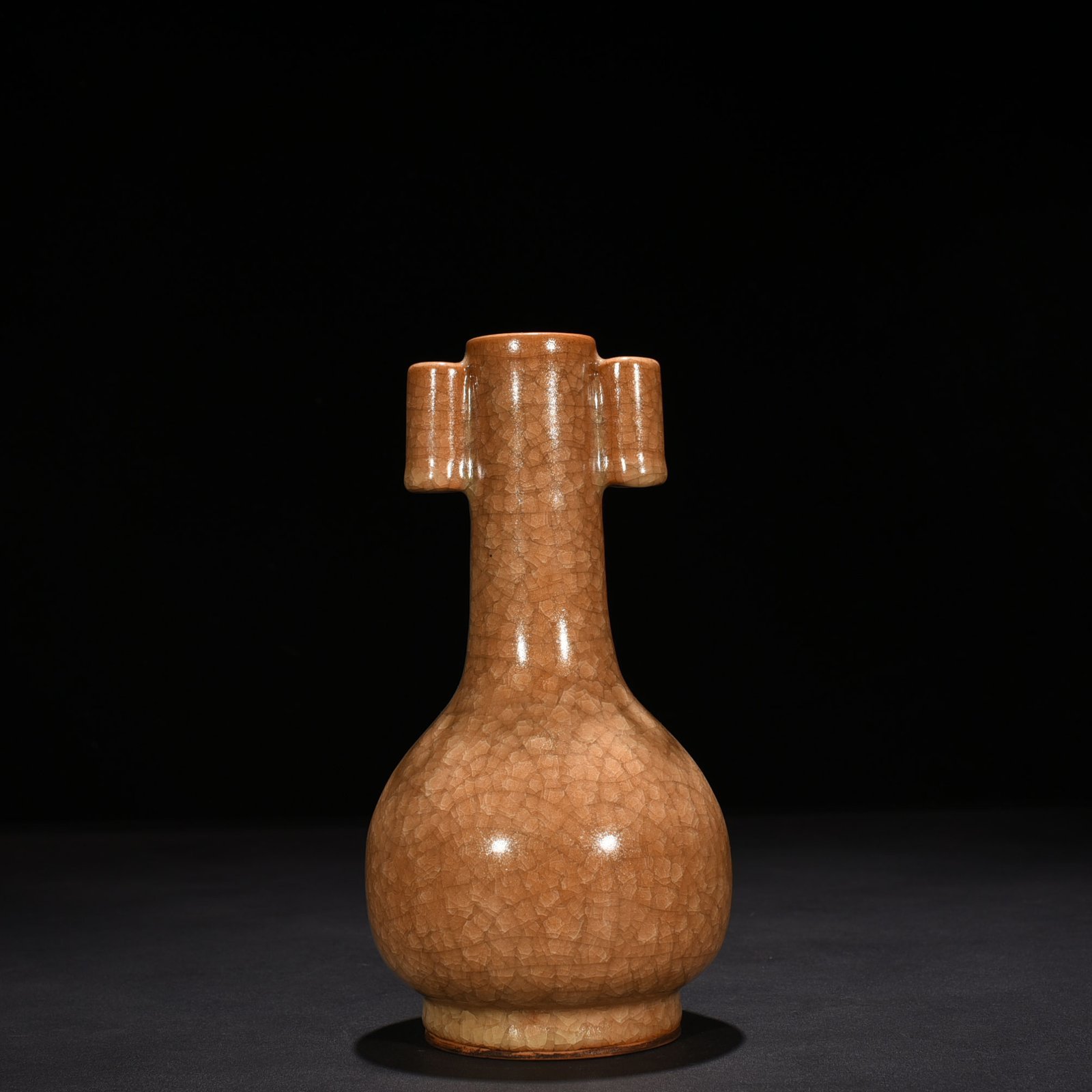 Song Dynasty official kiln beige glaze ice cracked through-ear vase