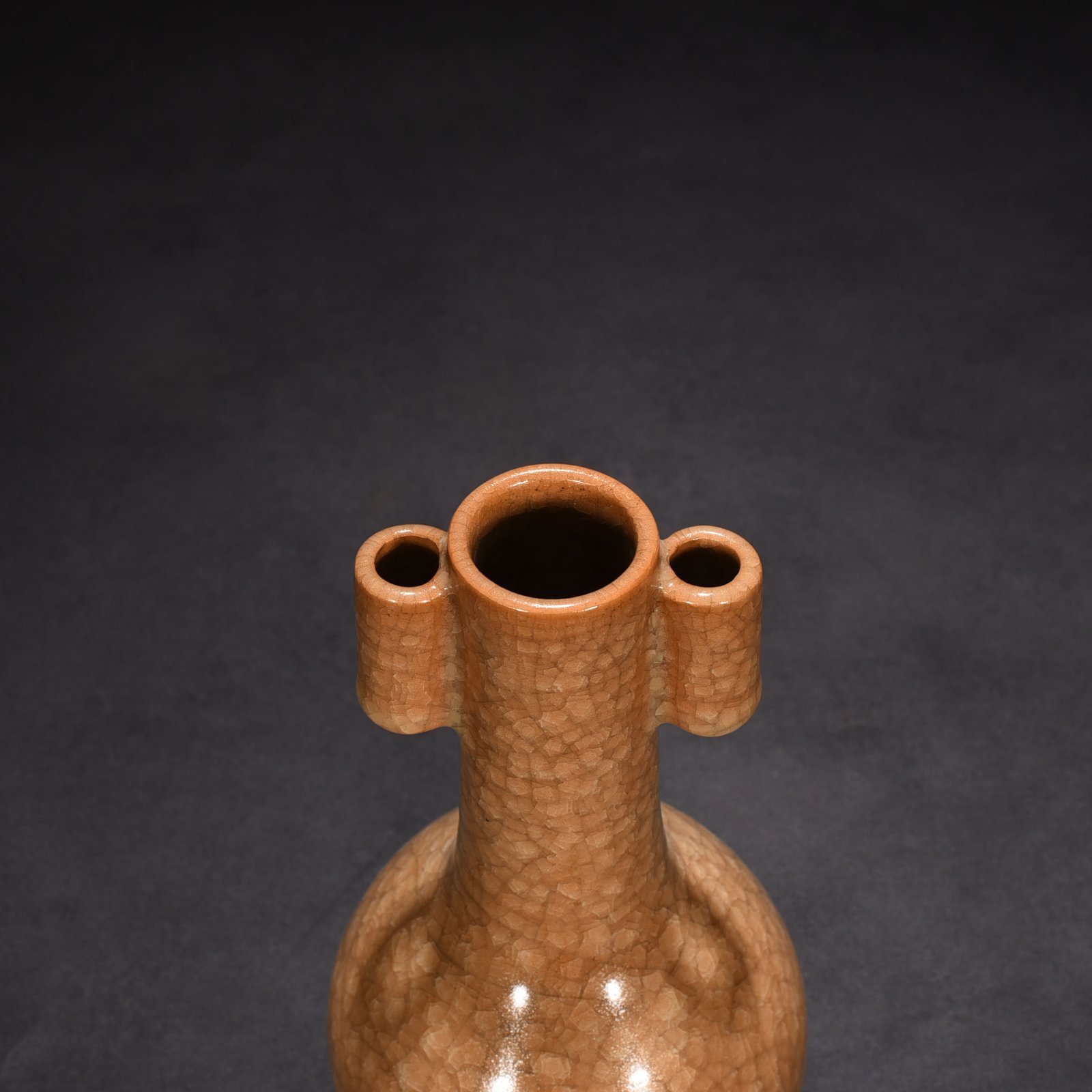 Song Dynasty official kiln beige glaze ice cracked through-ear vase