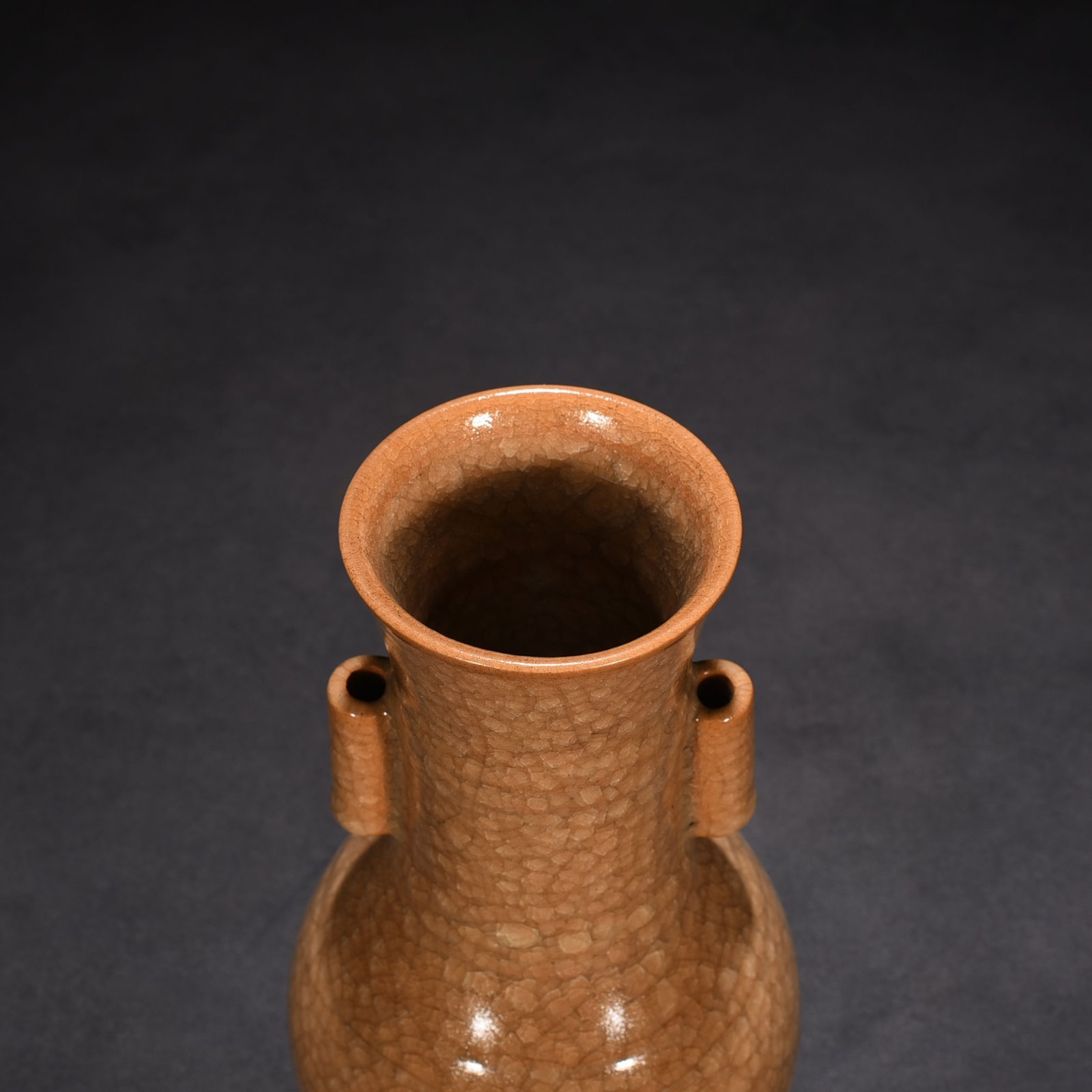 Song Dynasty official kiln beige glaze ice cracked through-ear vase