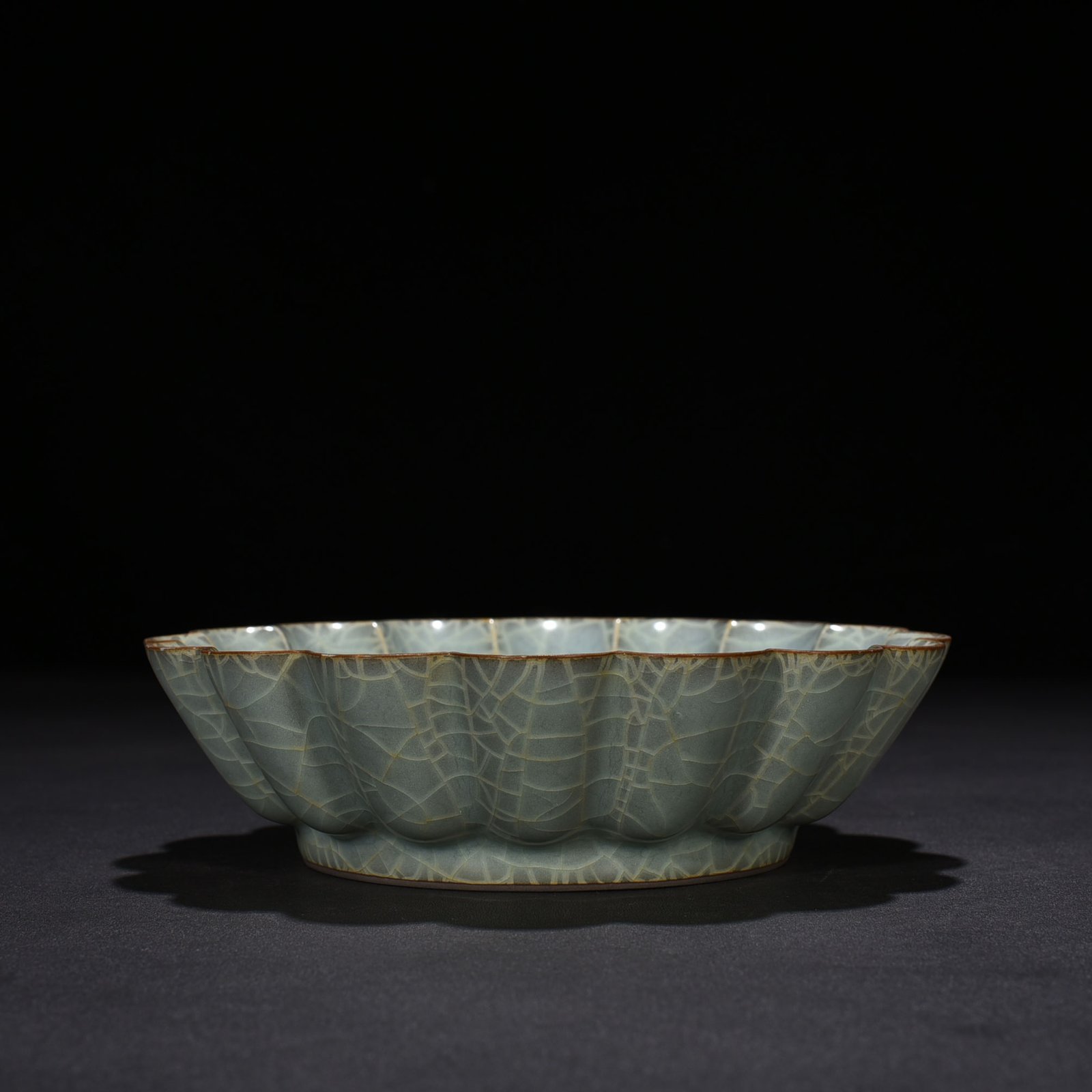 Song Dynasty official kiln pink and green chrysanthemum petal wash