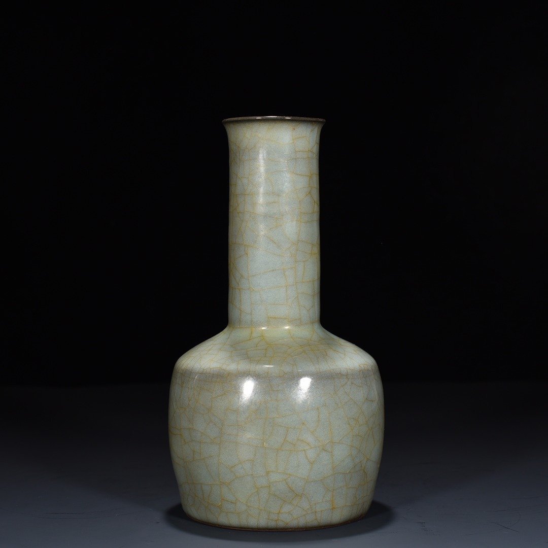 Song Dynasty Guan kiln paper mallet bottle