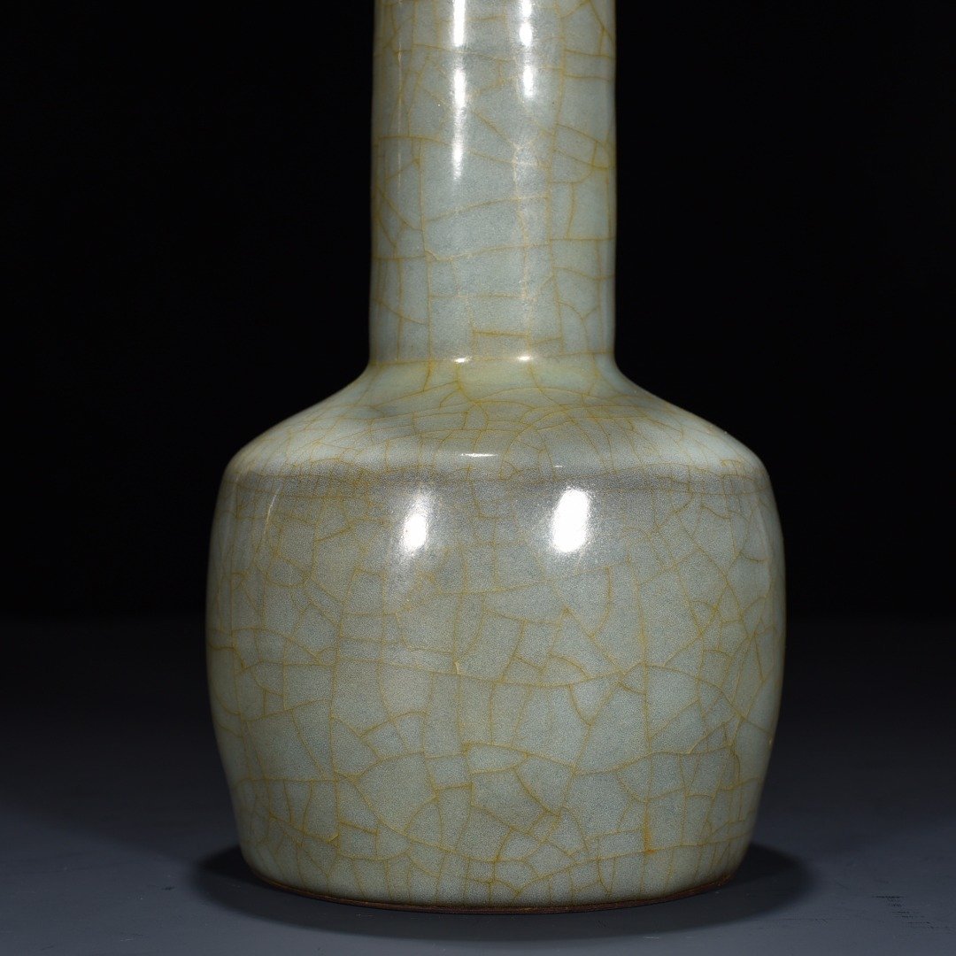 Song Dynasty Guan kiln paper mallet bottle