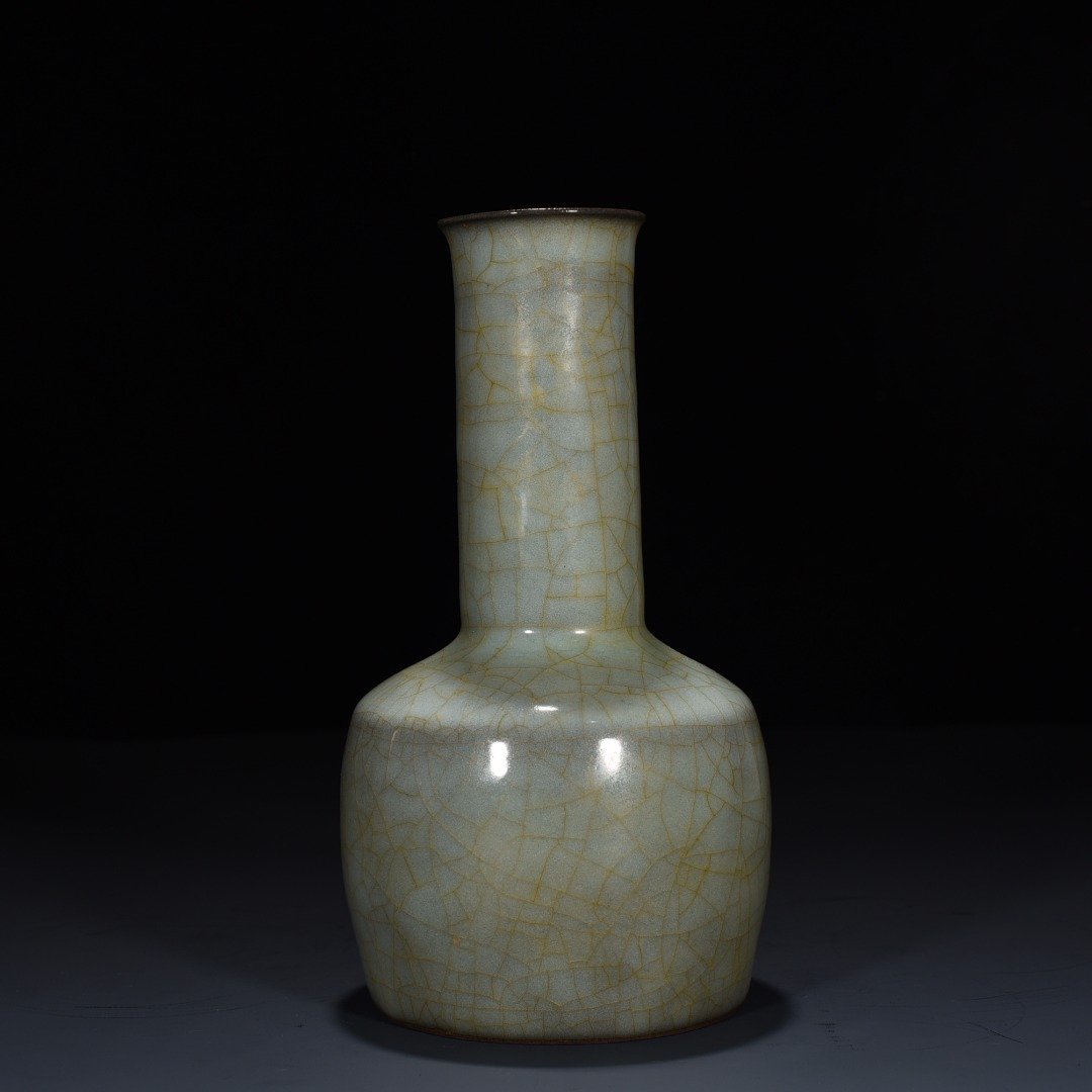 Song Dynasty Guan kiln paper mallet bottle