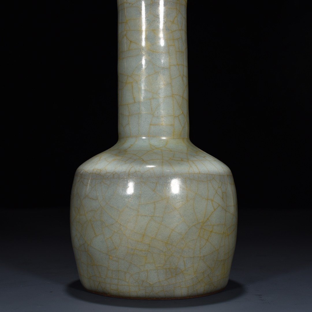 Song Dynasty Guan kiln paper mallet bottle