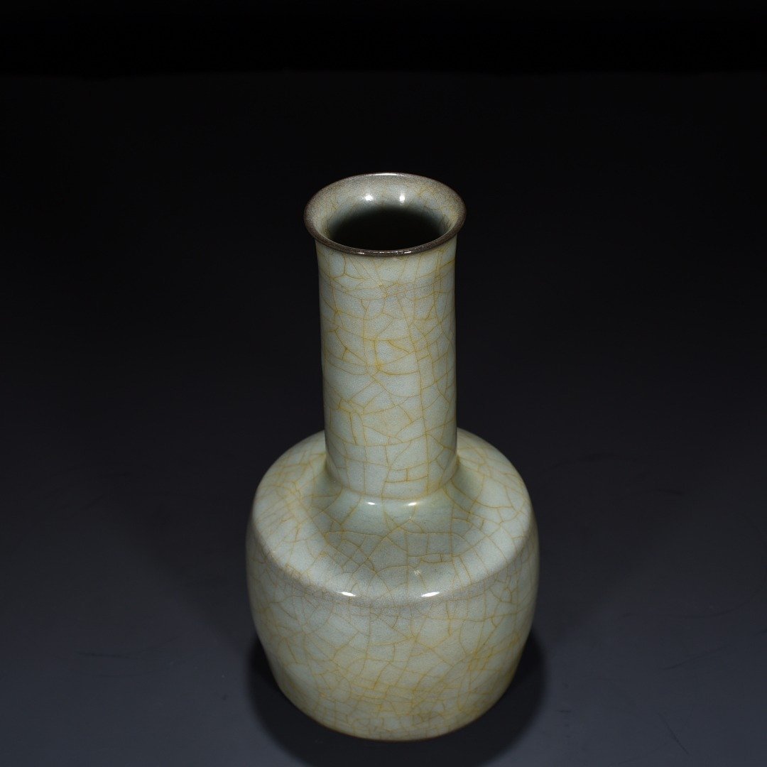 Song Dynasty Guan kiln paper mallet bottle