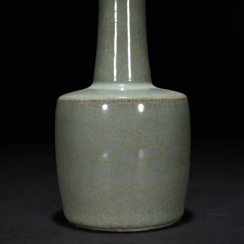 Song Dynasty Guan kiln paper mallet vase