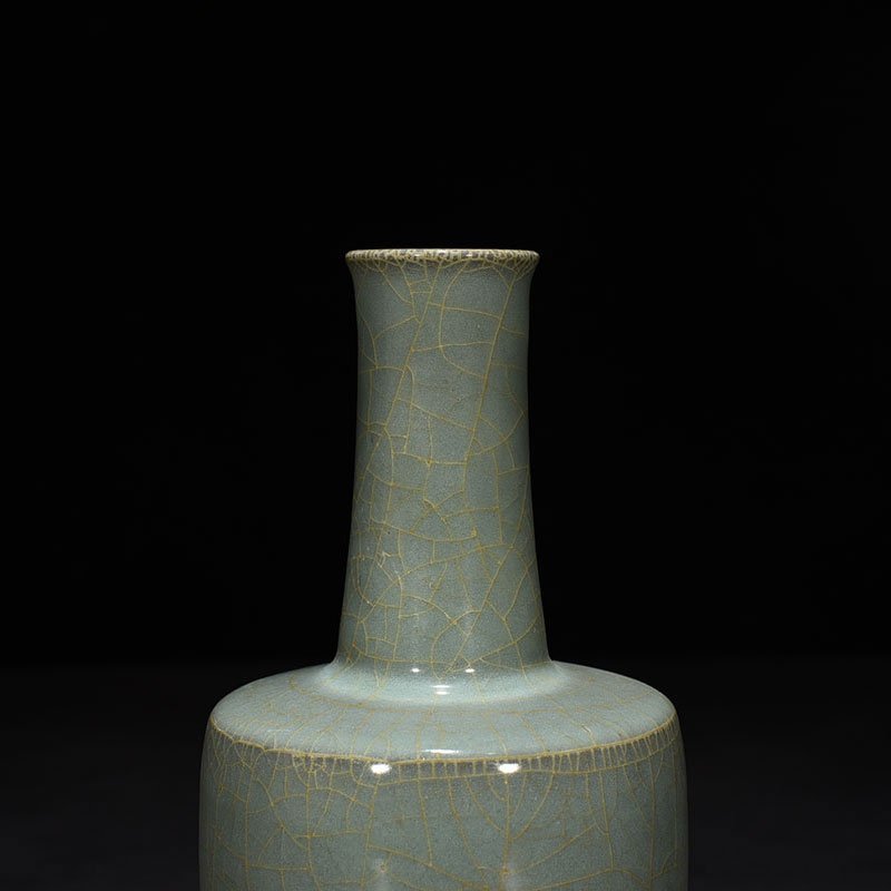 Song Dynasty Guan kiln paper mallet vase
