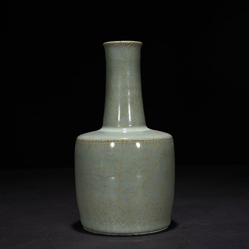 Song Dynasty Guan kiln paper mallet vase
