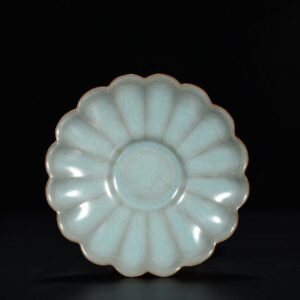Song Dynasty Guan Chrysanthemum Petal Plate