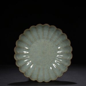 Song Dynasty Guan kiln Chrysanthemum petal plate
