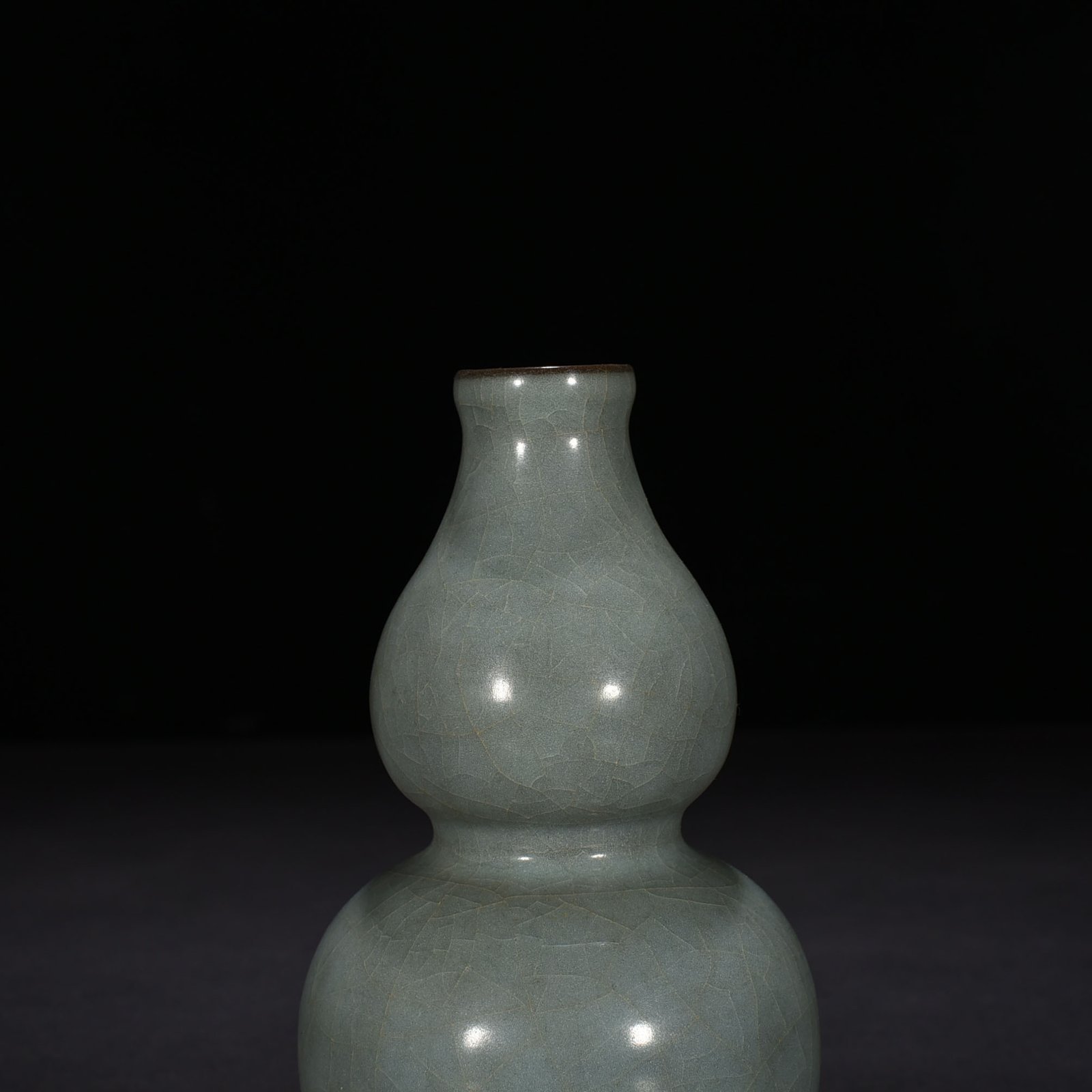 Song Dynasty Guan kiln gourd vase