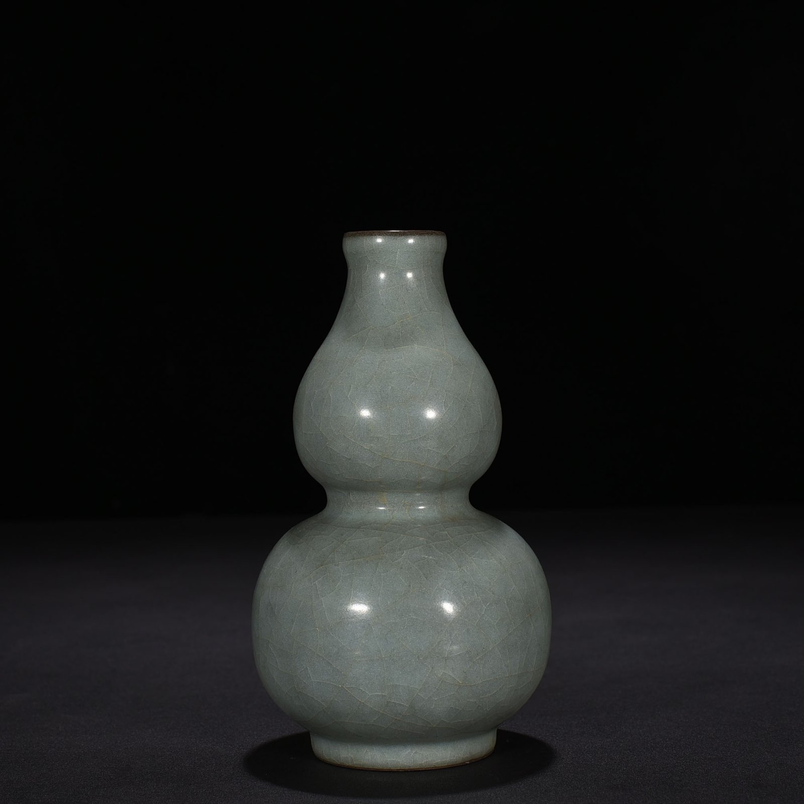 Song Dynasty Guan kiln gourd vase