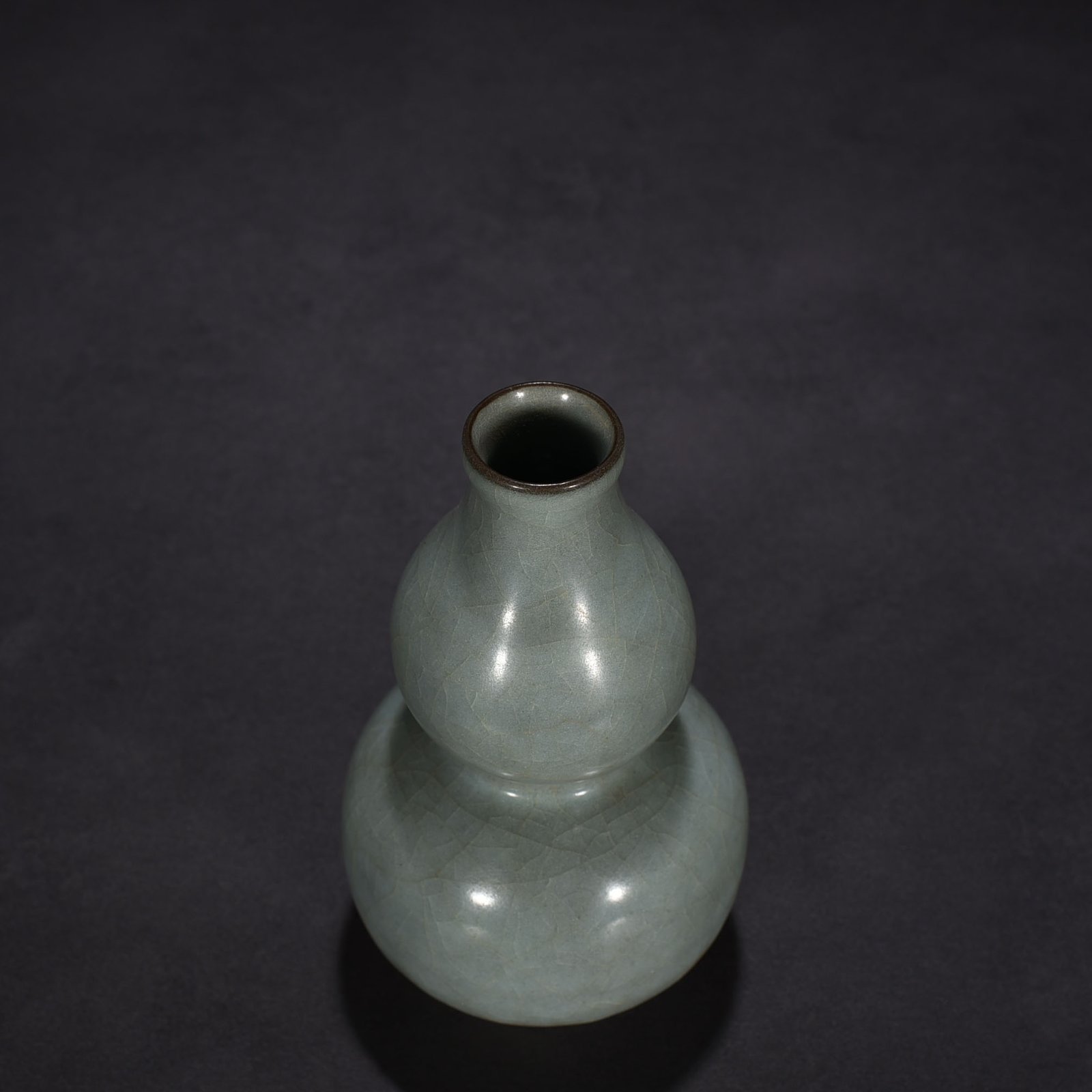 Song Dynasty Guan kiln gourd vase