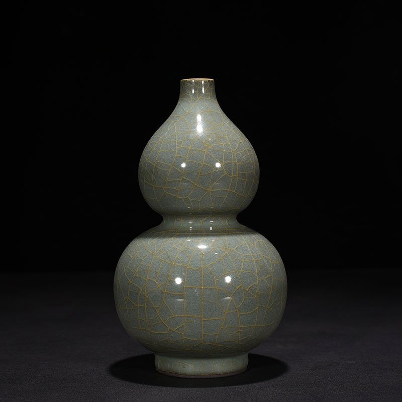 Song Dynasty Guan kiln gourd vase
