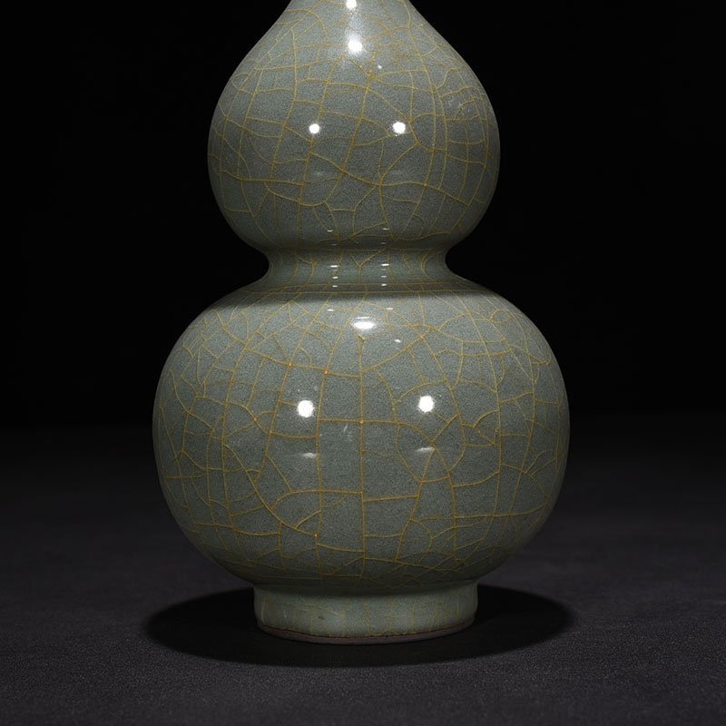 Song Dynasty Guan kiln gourd vase