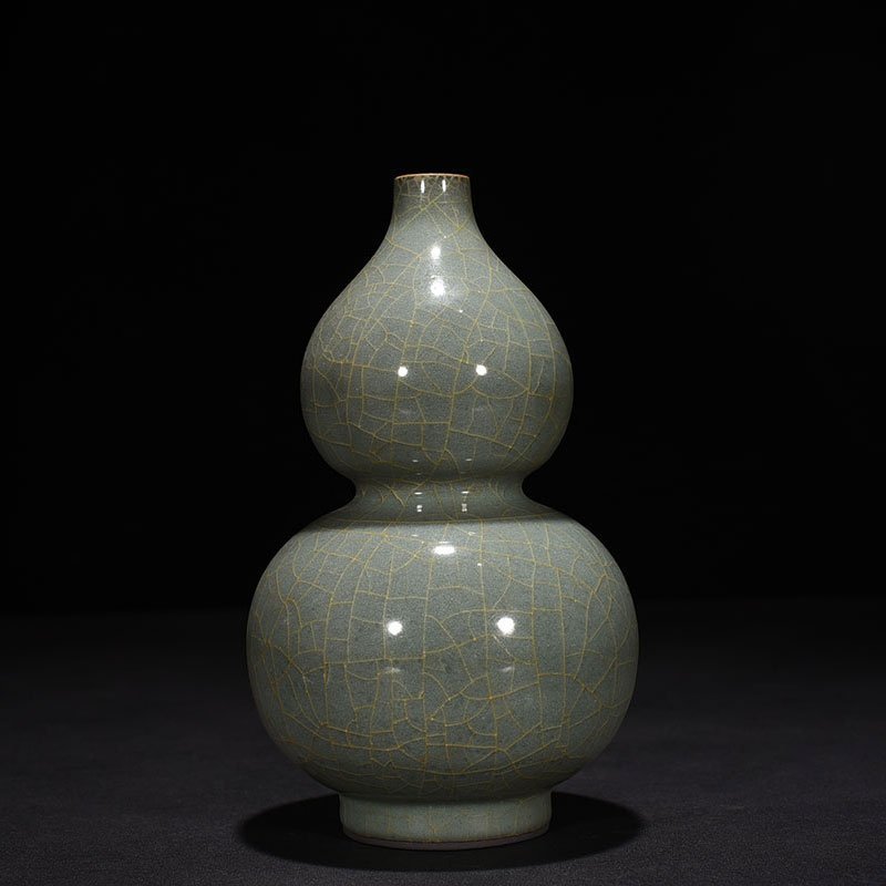 Song Dynasty Guan kiln gourd vase