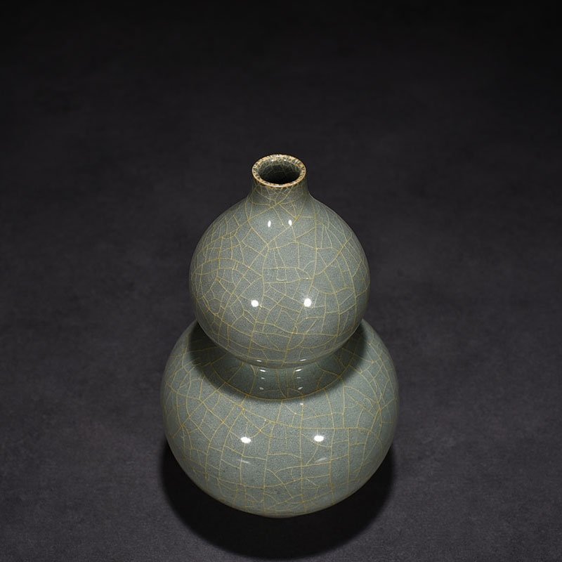 Song Dynasty Guan kiln gourd vase